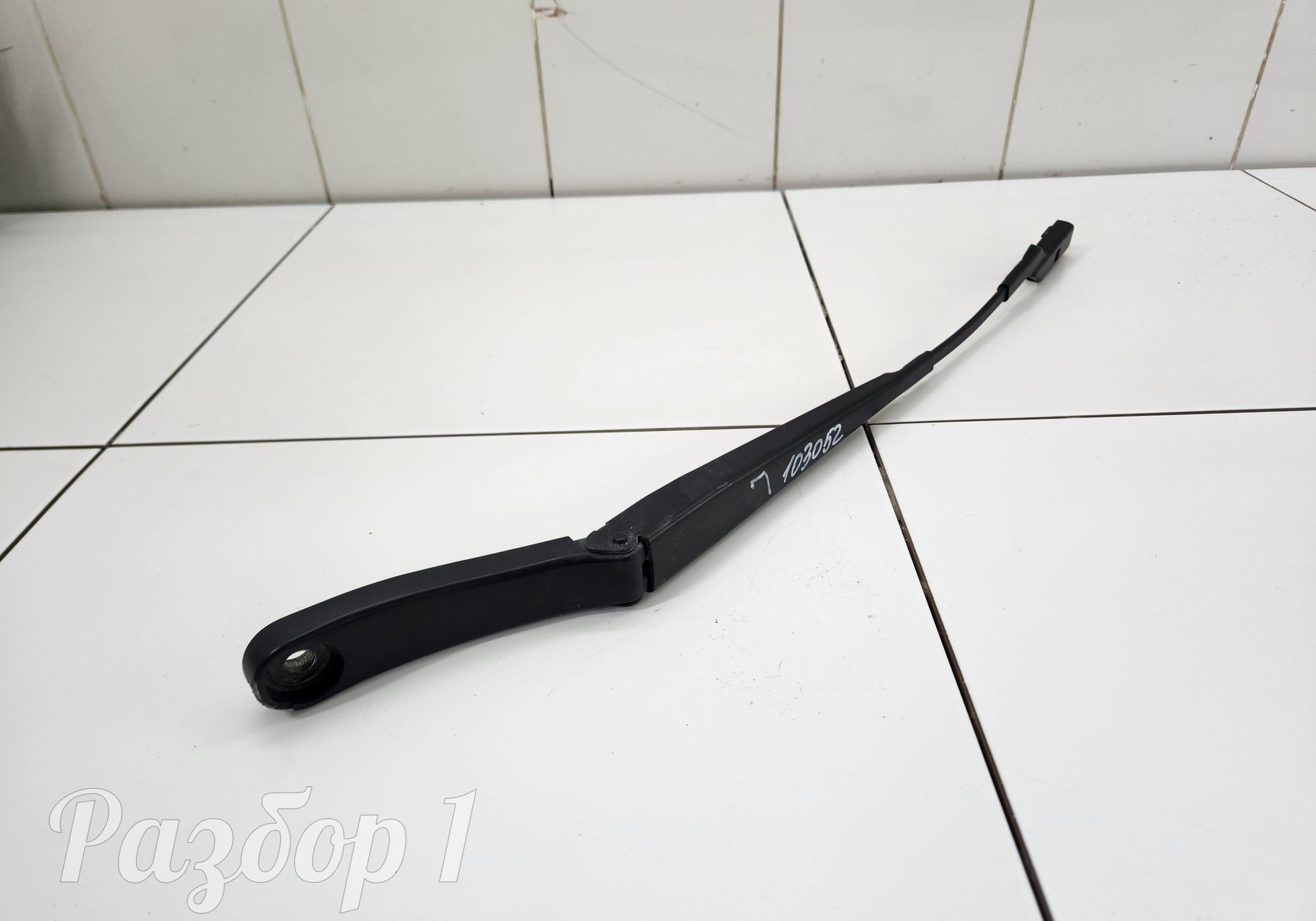 Поводок стеклоочистителя левый для Geely Emgrand (SS11) (с 2021)