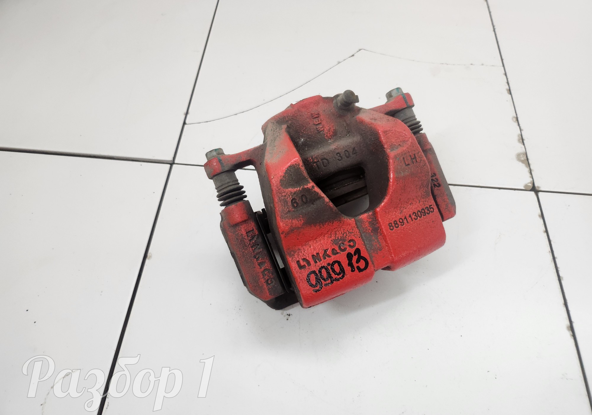8891130935 Суппорт передний левый для Geely Tugella (с 2019)