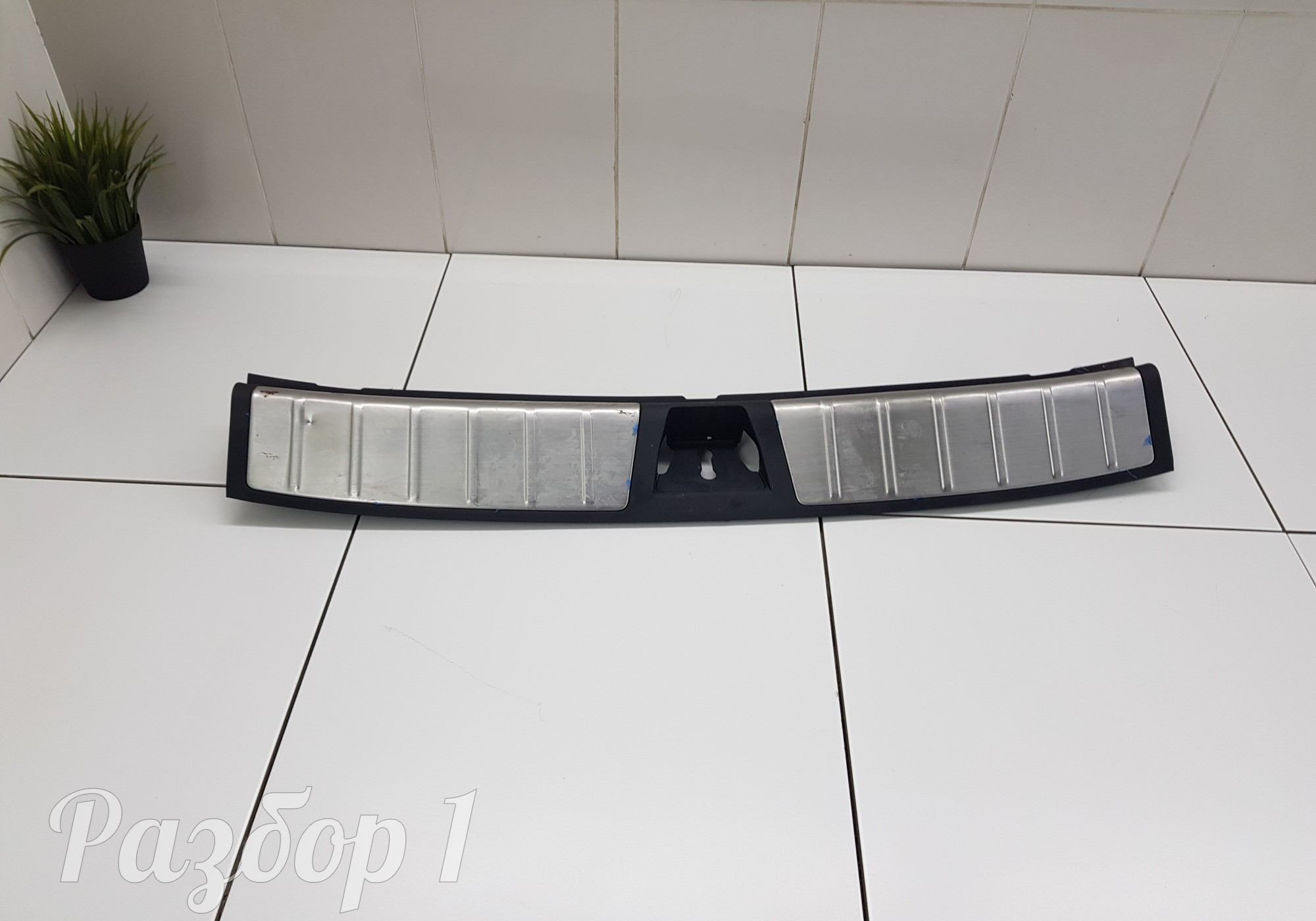 6600183321742 Обшивка багажника на заднюю панель для Geely Coolray (с 2020)