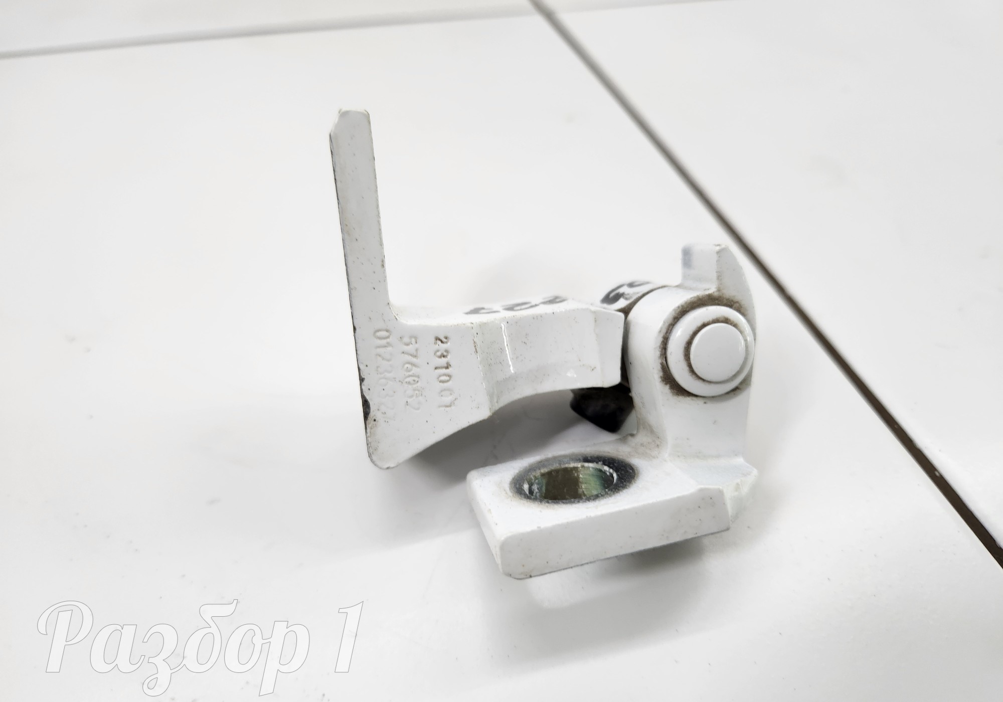 01236327 Петля двери задняя правая нижняя для Geely Emgrand (SS11) (с 2021)