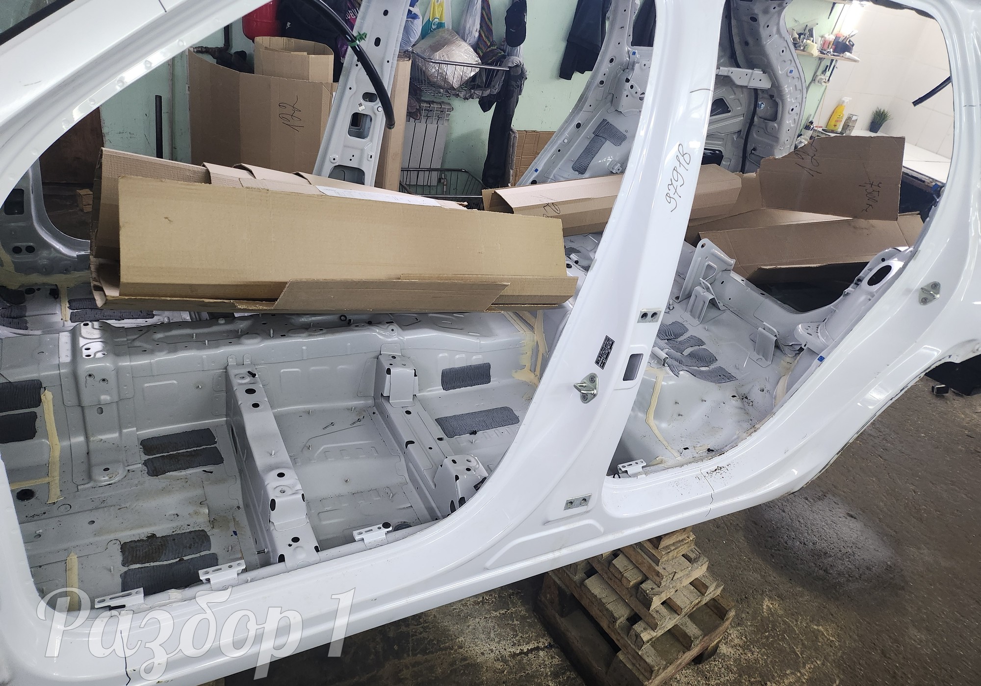 Порог с центральной стойкой левый для Geely Monjaro (с 2021)