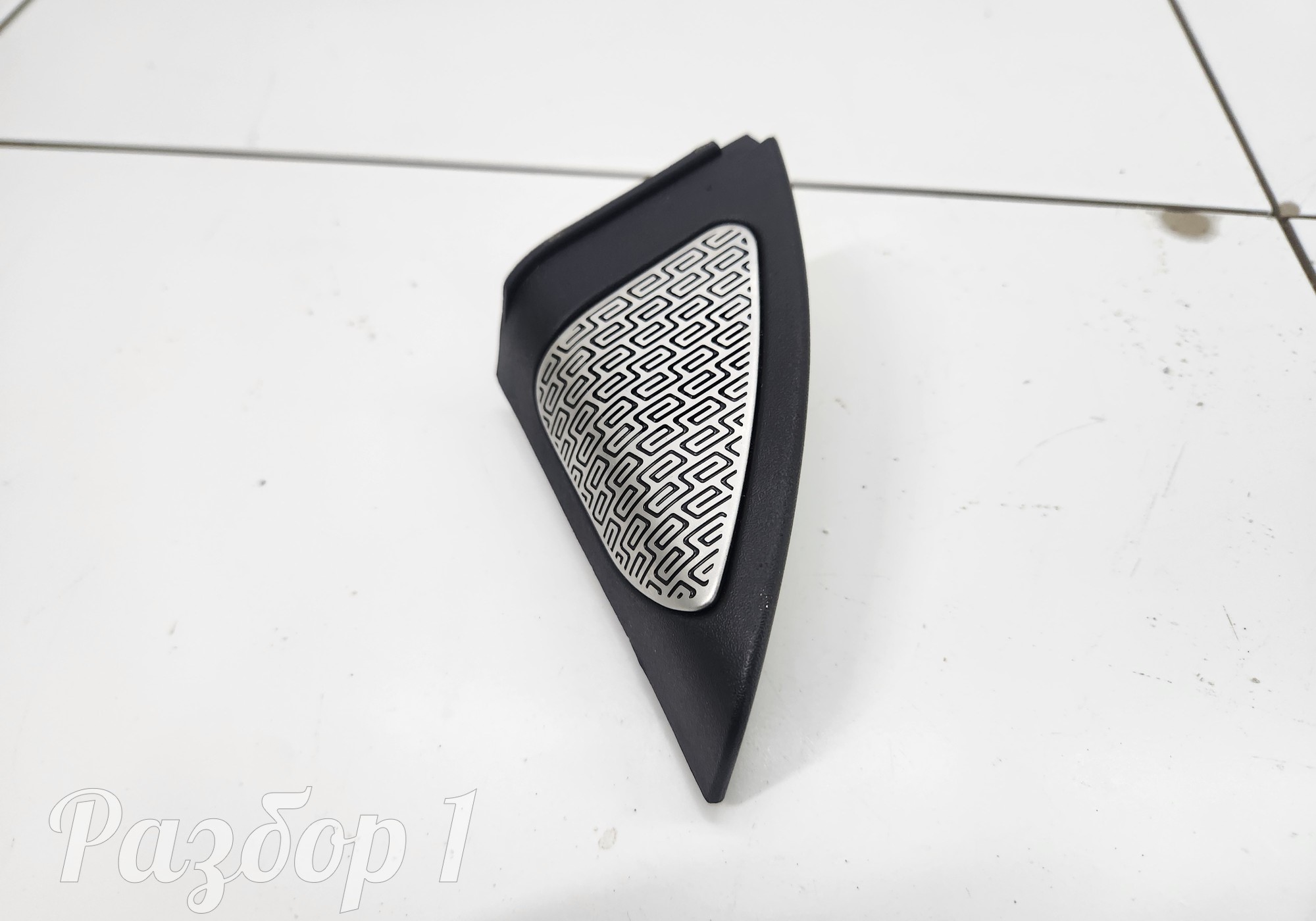 6600059452 Накладка передней правой двери + динамик для Geely Tugella (с 2019)