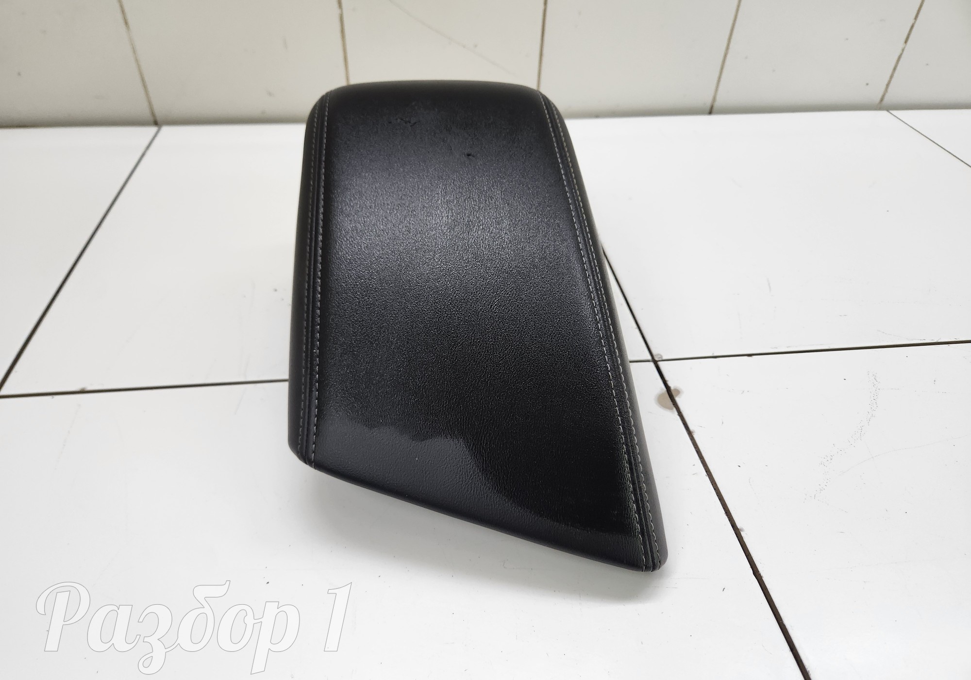 8890082235 Подлокотник для Geely Emgrand (SS11) (с 2021)