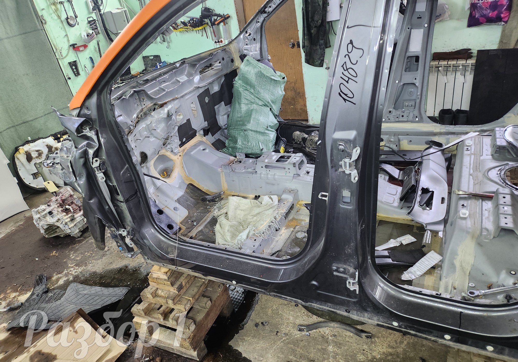 Порог с центральной стойкой левый для Geely Coolray (с 2020)