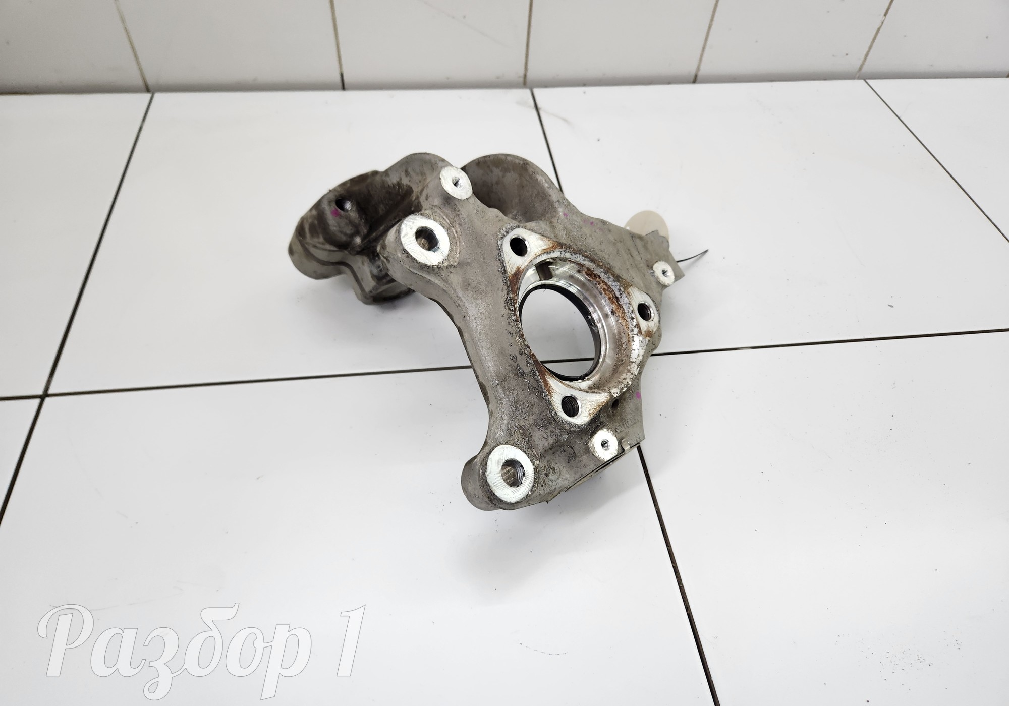 8890948104 Кулак поворотный передний левый для Geely Tugella (с 2019)