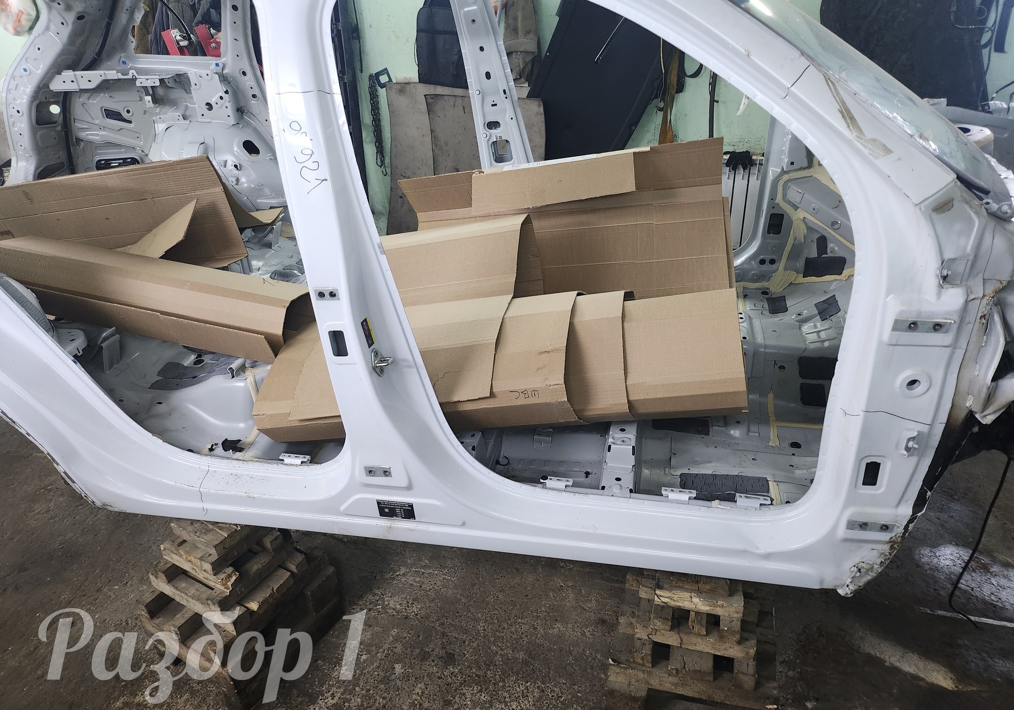 Порог с центральной стойкой правый для Geely Monjaro (с 2021)