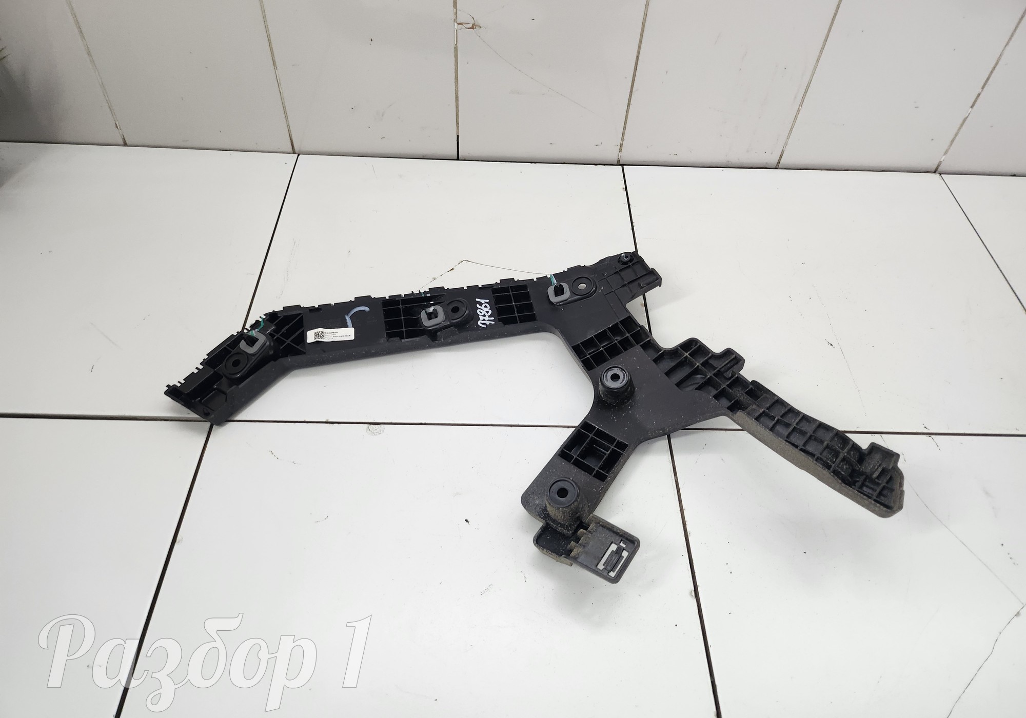 8889163945 Кронштейн заднего бампера левый для Geely Monjaro (с 2021)