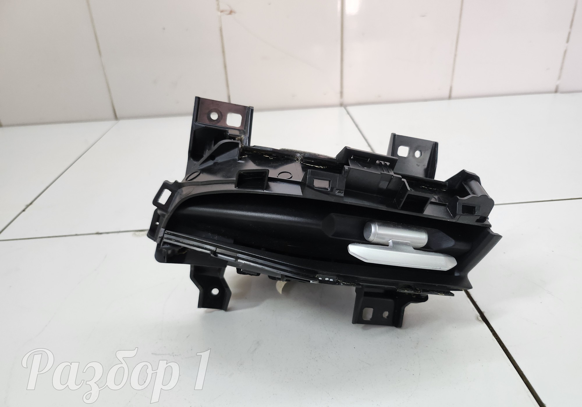 8889670448B01 Дефлектор воздушный левый для Geely Atlas II (с 2023)