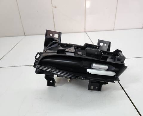 8889670448B01 Дефлектор воздушный левый для Geely Atlas II (с 2023)
