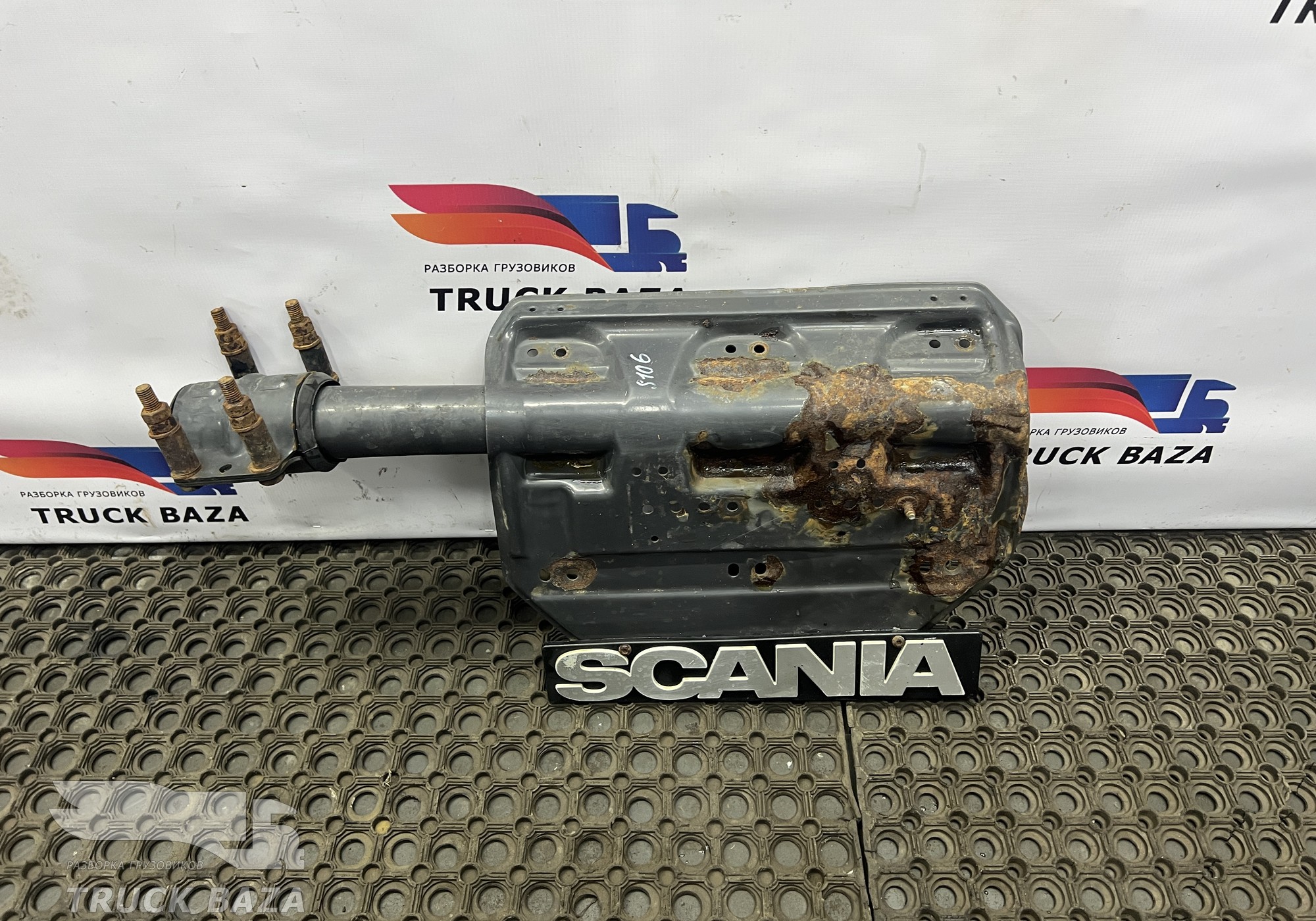 2054584 Кронштейн крыла заднего правого