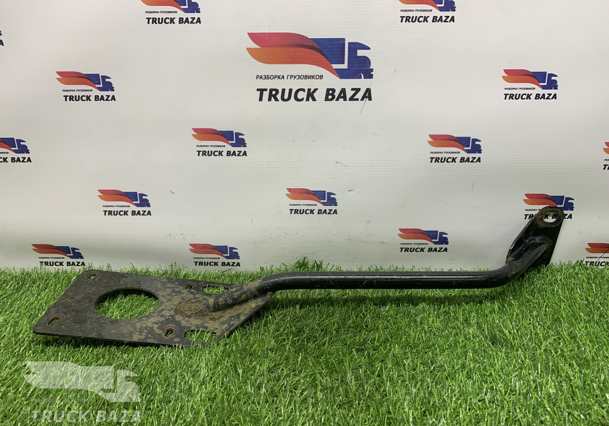 81612435372 Кронштейн крыла переднего правого