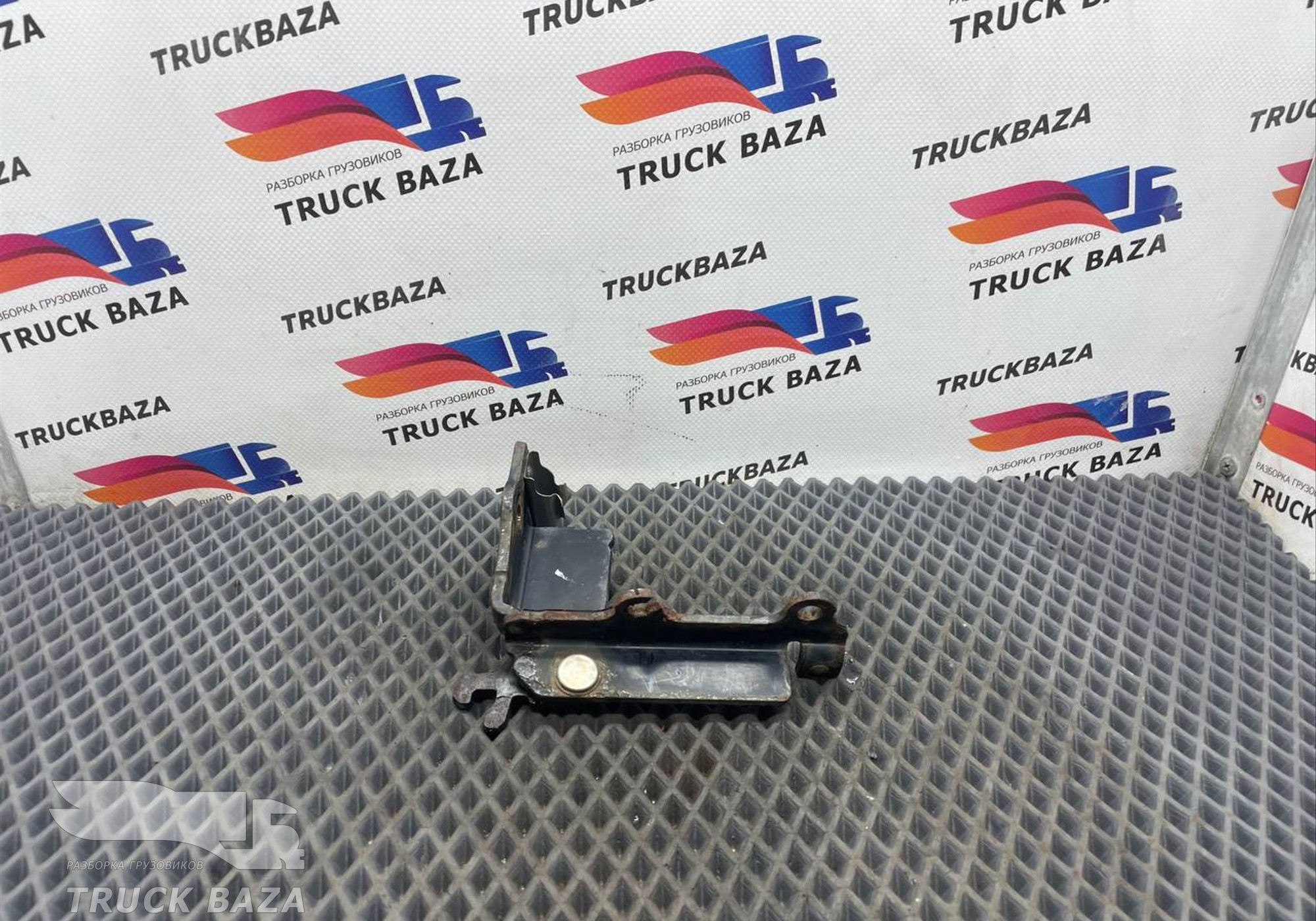 20545091 Петля решетки радиатора левая для Volvo FH 3 (с 2008 по 2012)