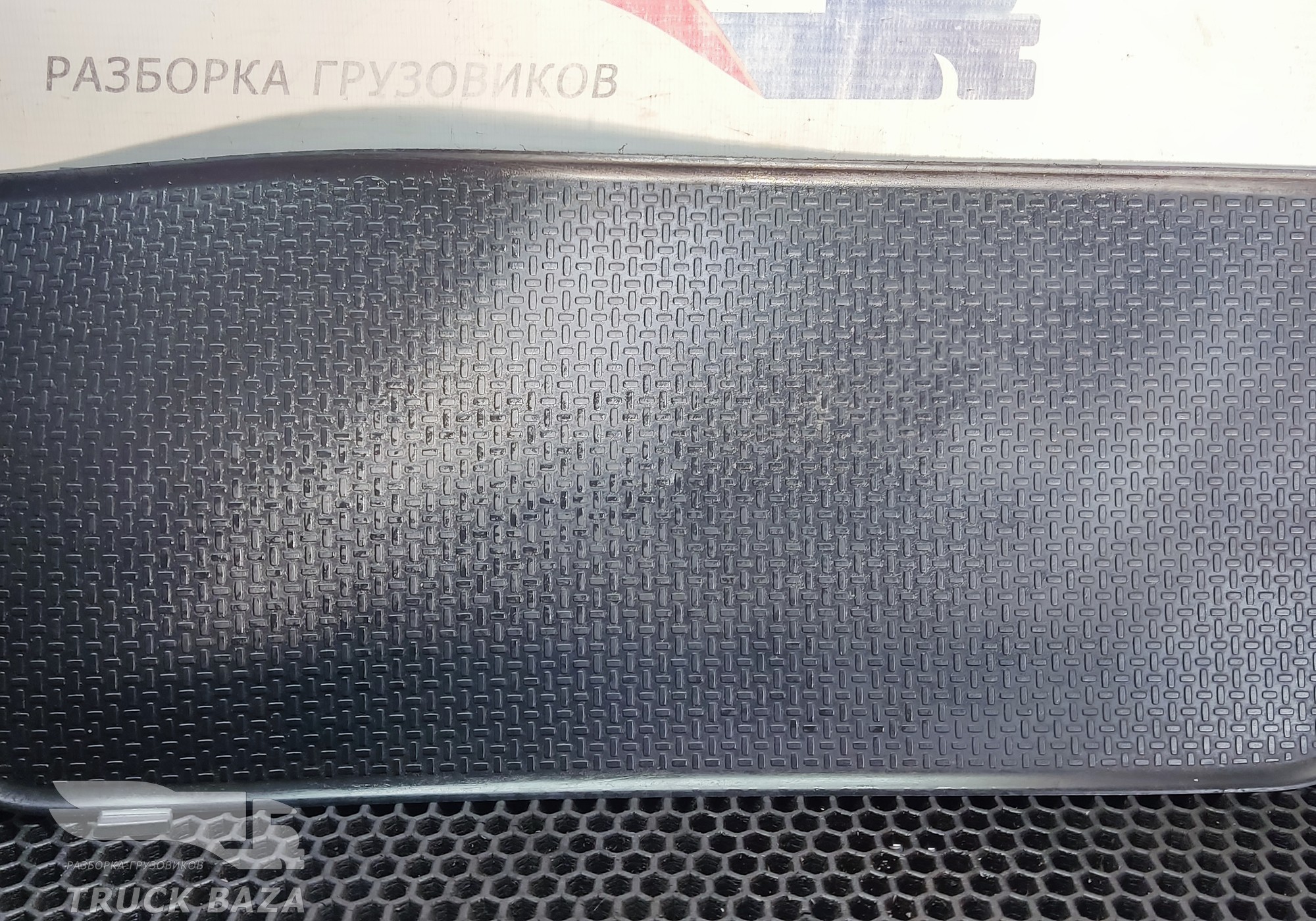 1472069 Коврик бардачка для Scania 5-series R (с 2004 по 2016)