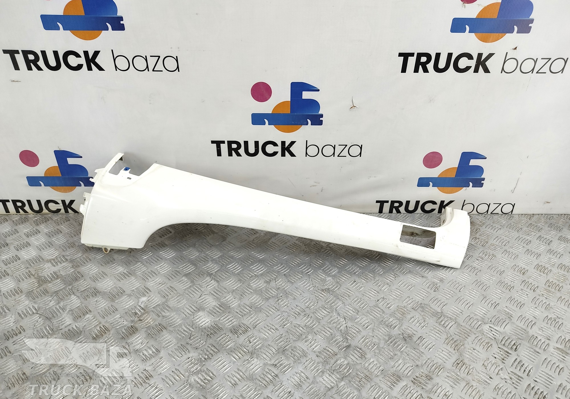 81624100229 Накладка стойки лобового стекла правая