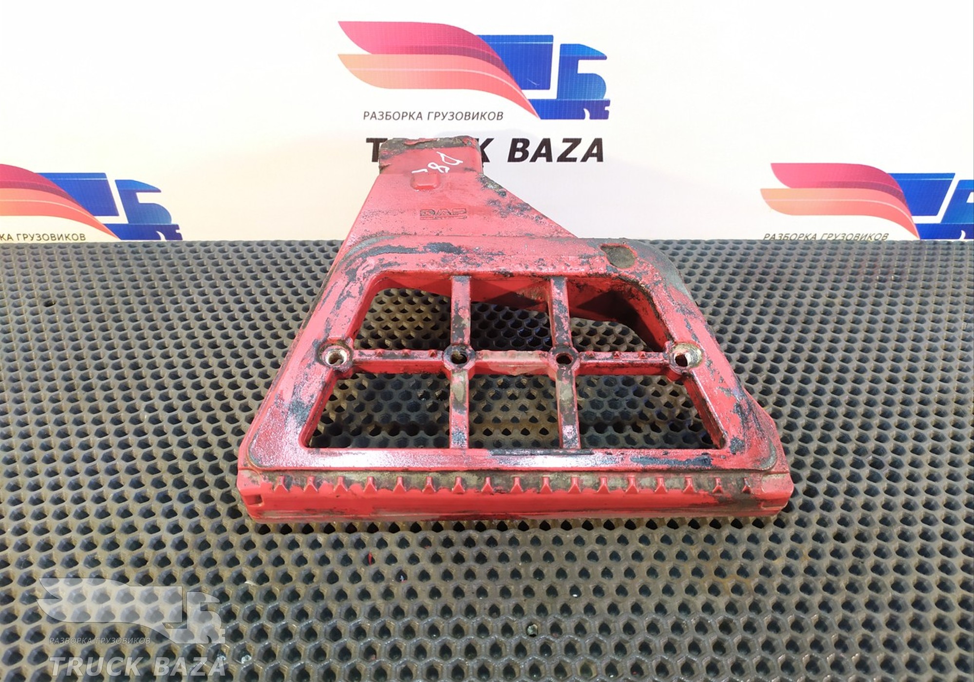 1641630 Кронштейн подножки левой для Daf CF