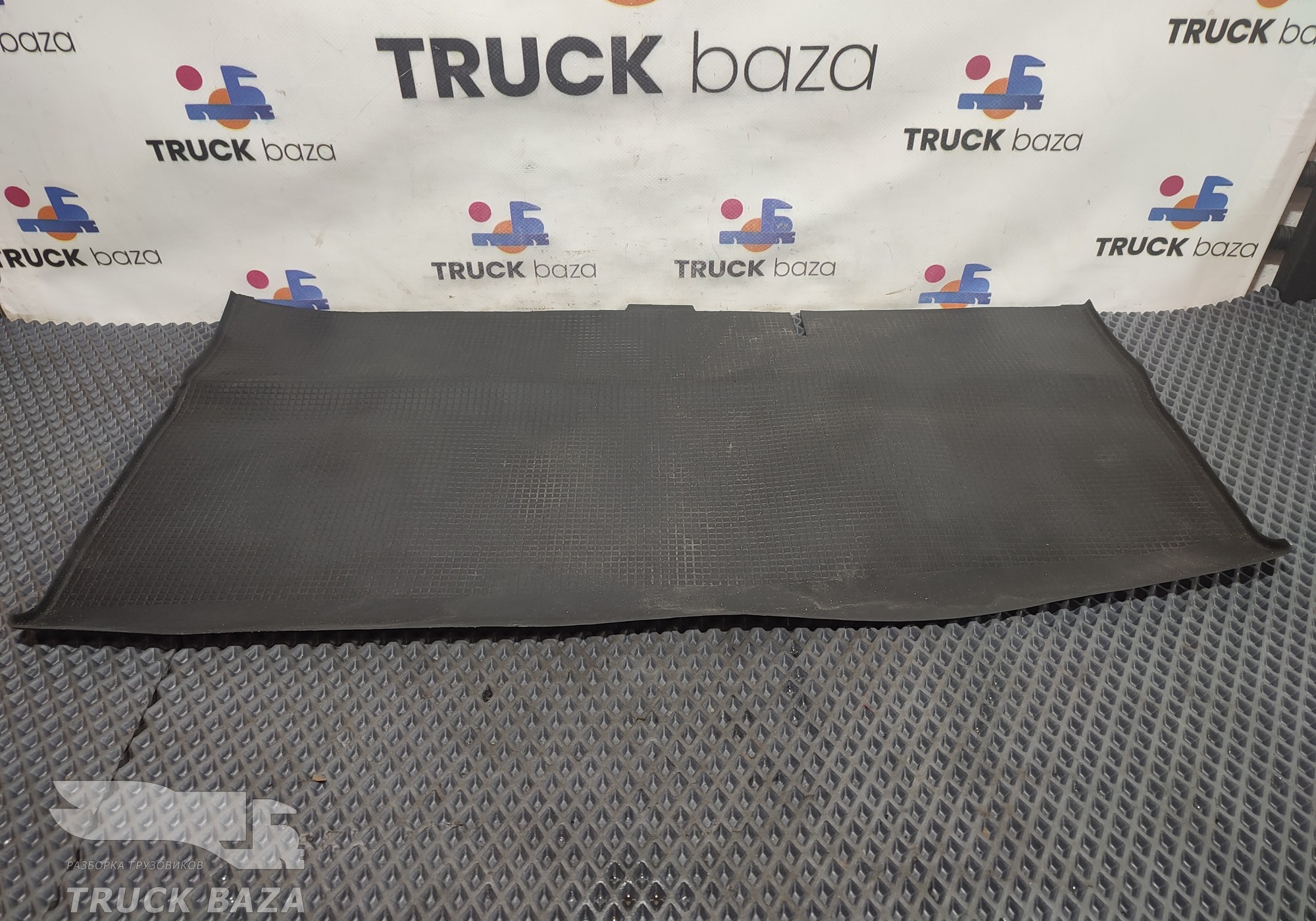 1366291 Коврик на торпедо левый