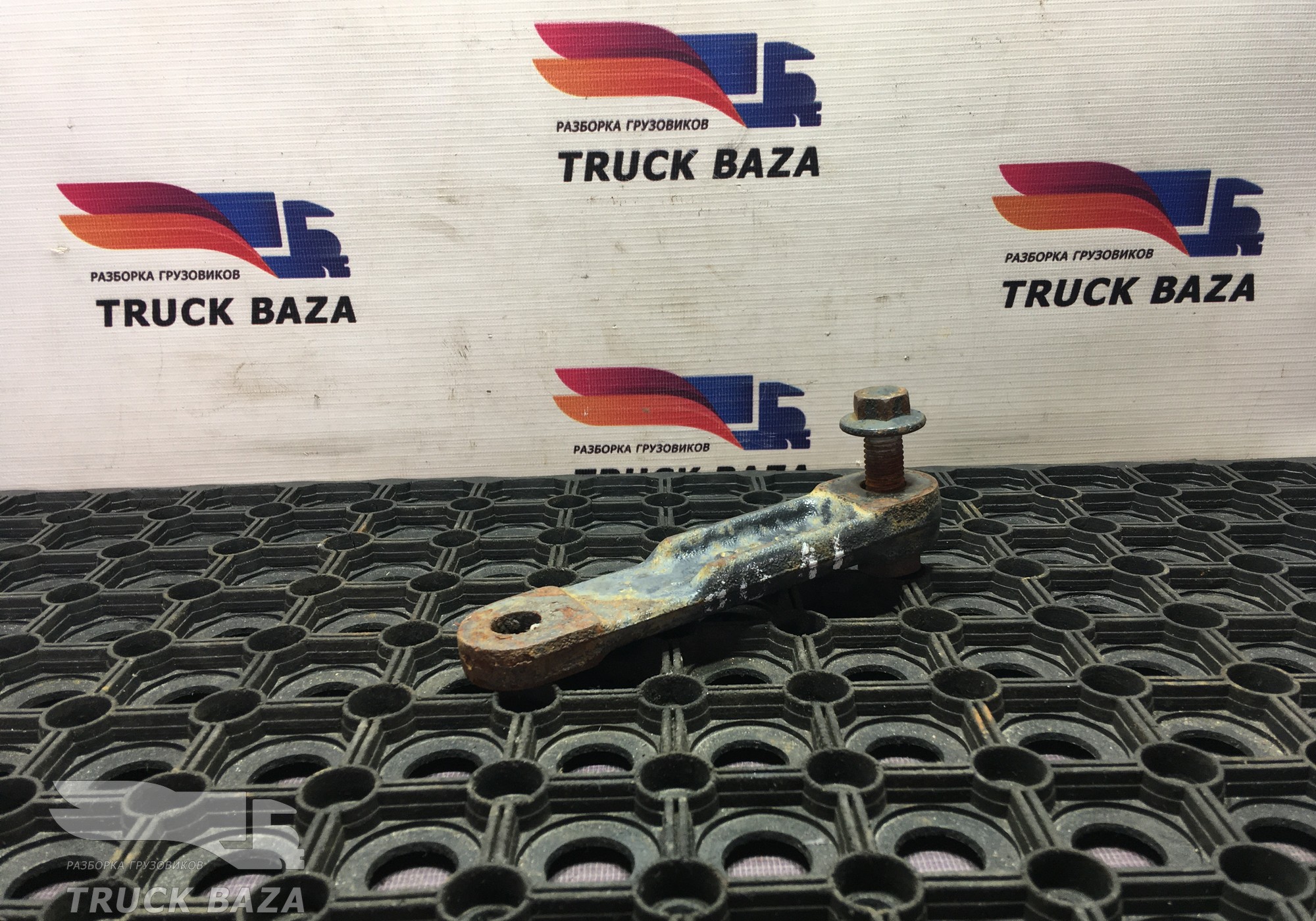 8165566 Проставка траверсы КПП для Iveco