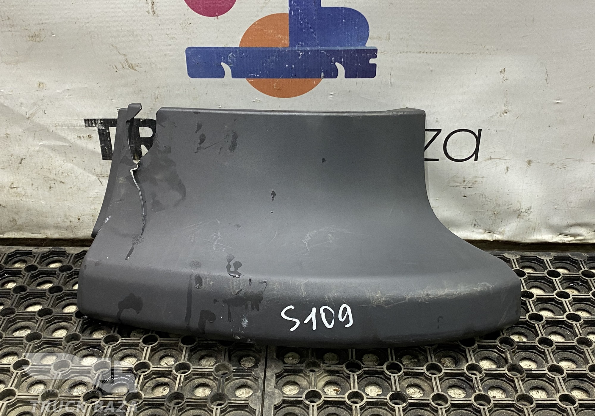 2124015 Планка над фарой левой