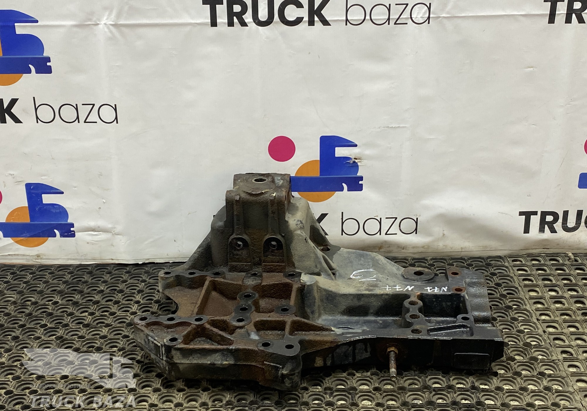 81413133018 Кронштейн рессоры передней правый