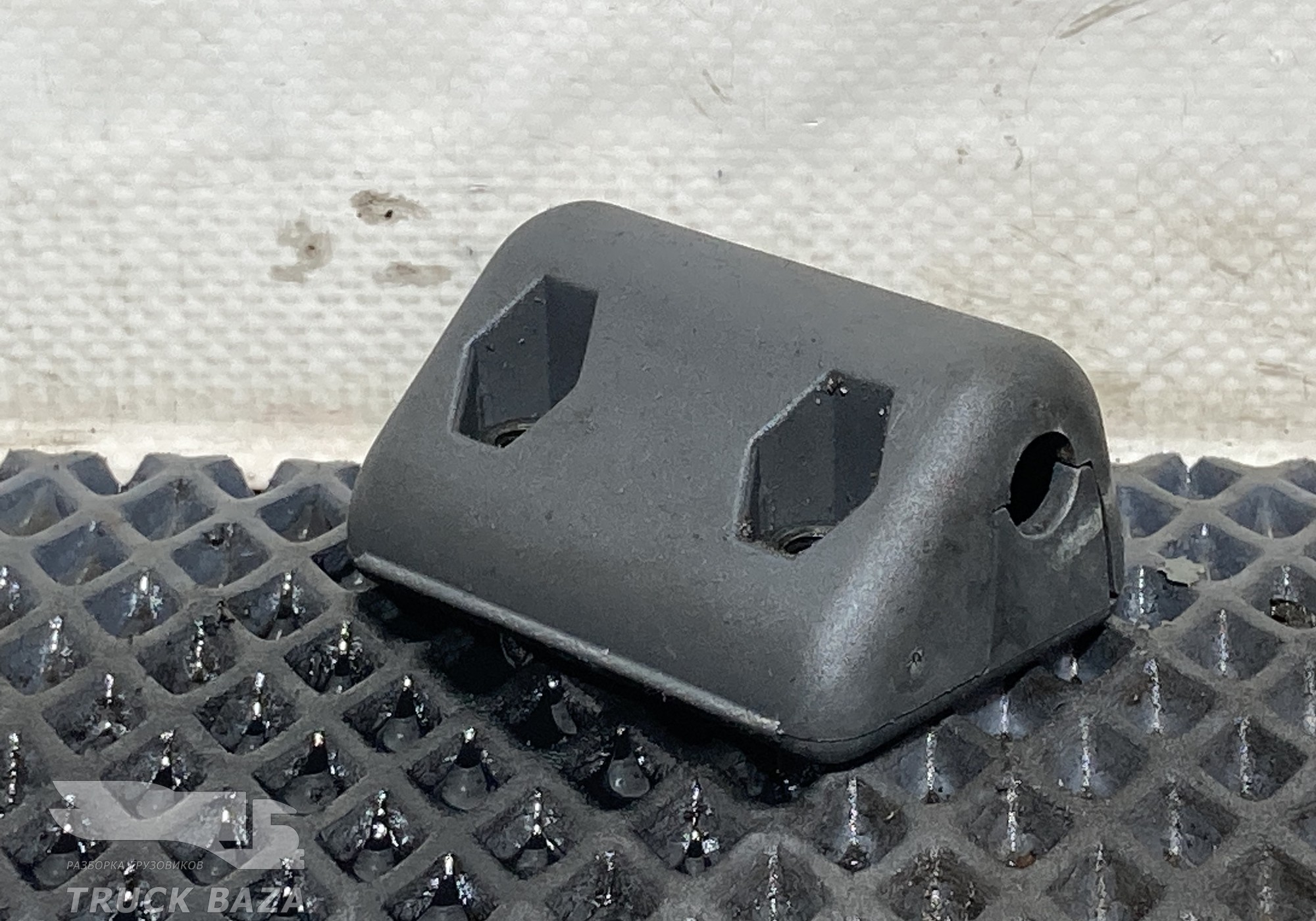 1366379 Кронштейн солнцезащитного козырька для Scania 5-series G (с 2004 по 2016)