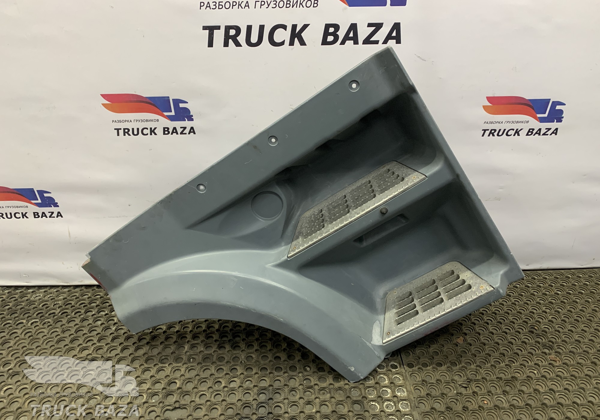 1836305 Корпус подножек правый