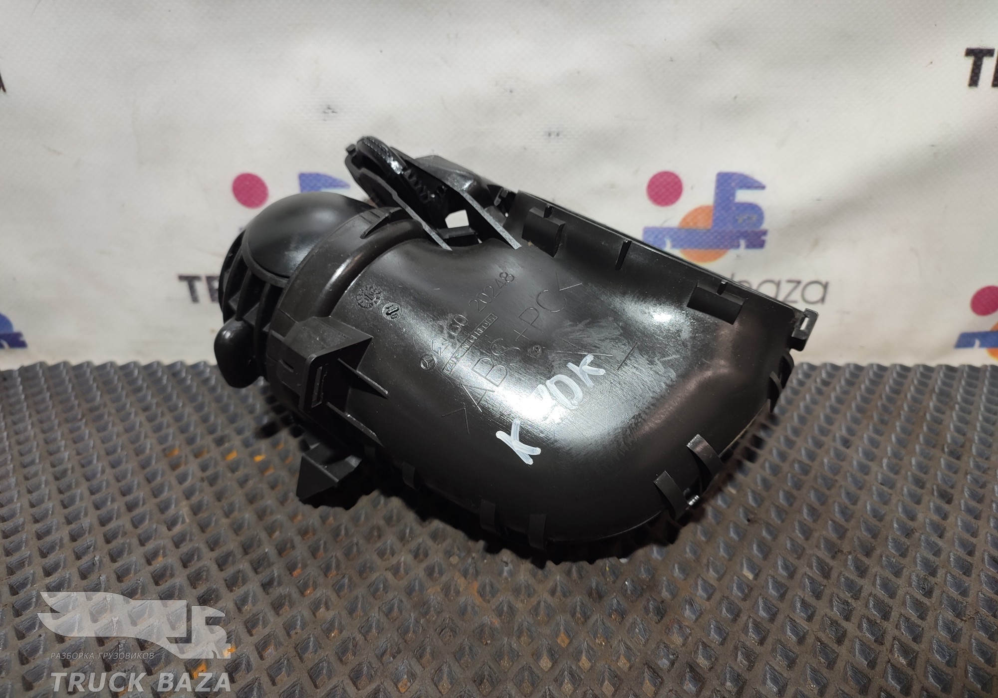 0008302754 Дефлектор воздушный левой двери