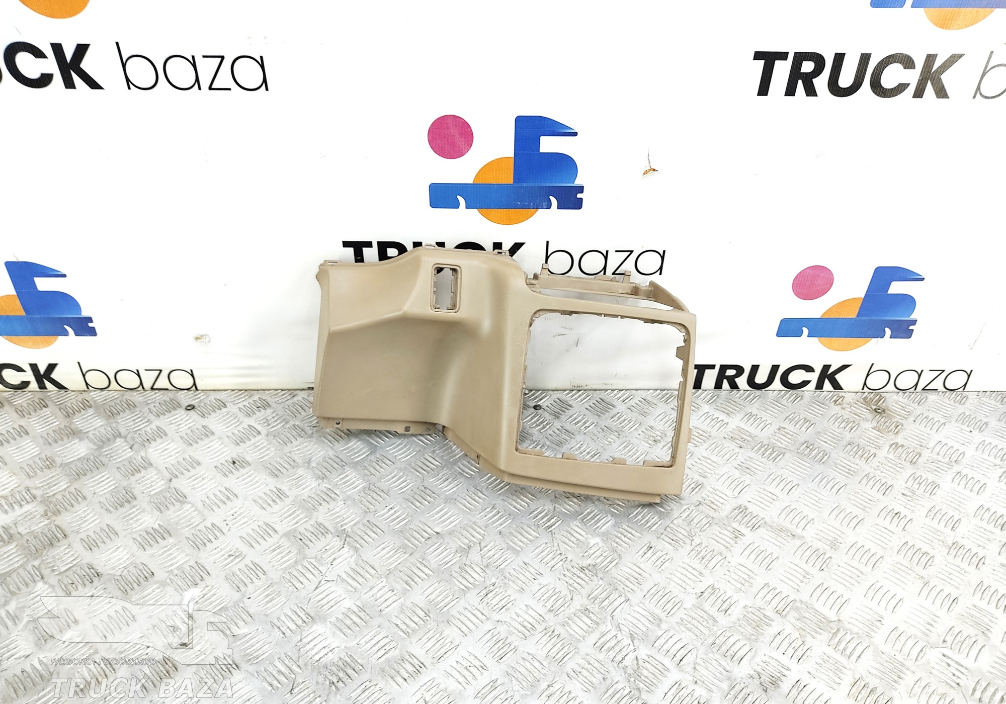 81617016313 Накладка на торпедо правая для Man TGX II (с 2012)