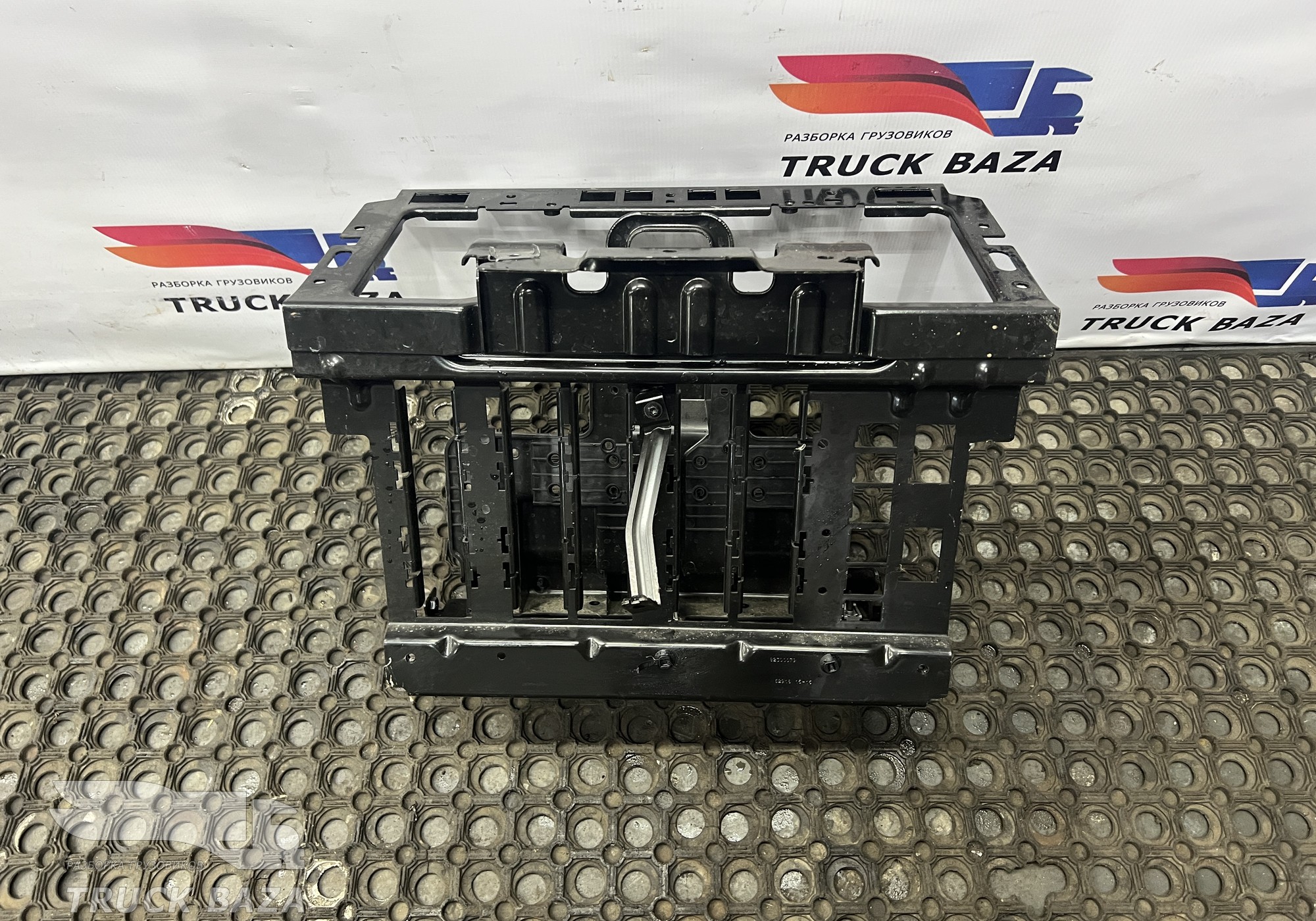 82300079 Кронштейн центральной консоли для Renault T (с 2013)