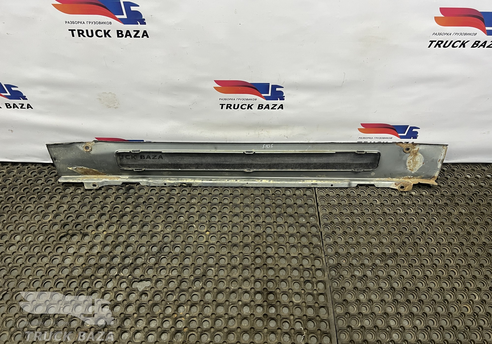 1748085 Решетка радиатора