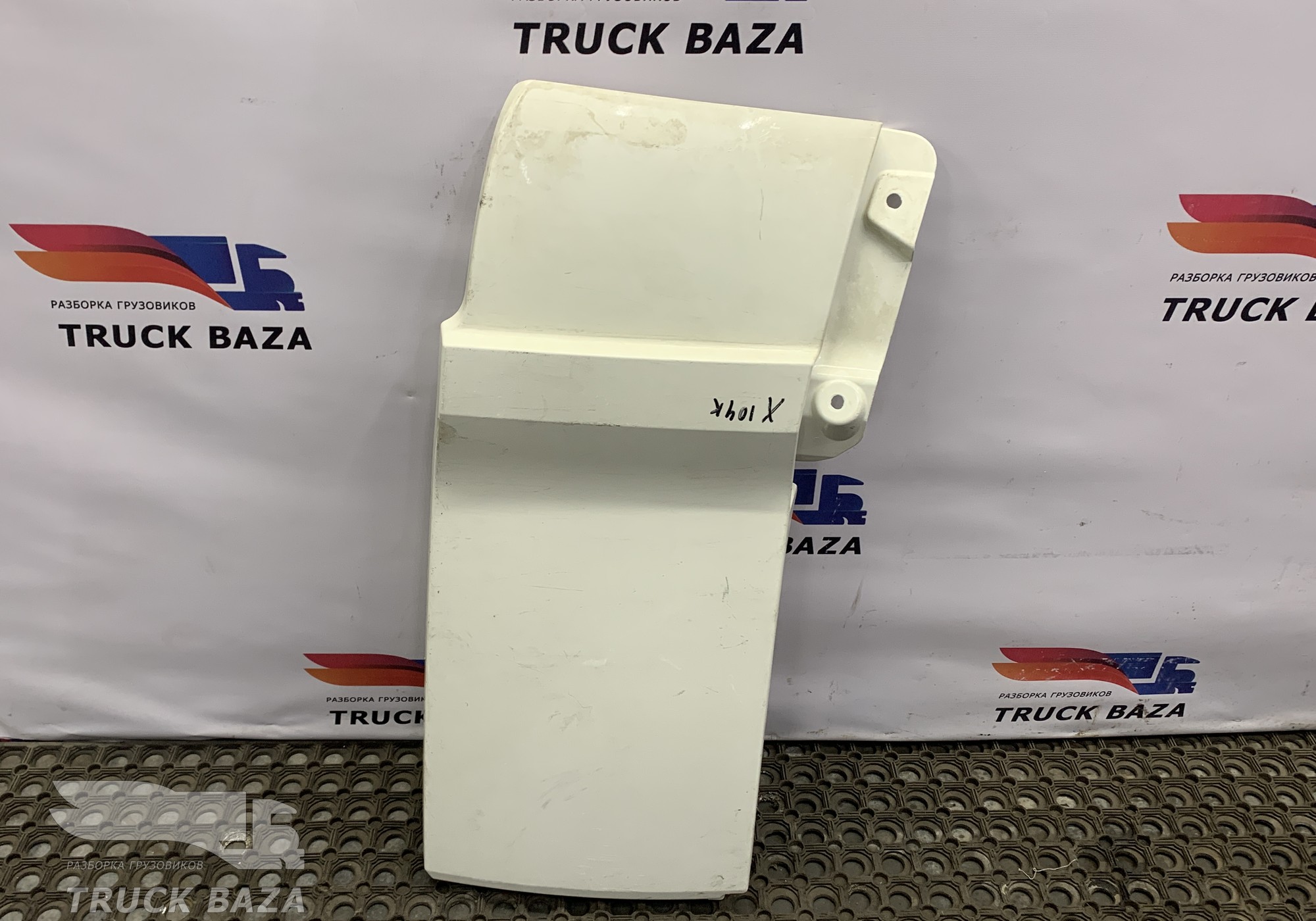 1893479 Спойлер кабины боковой верхний правый