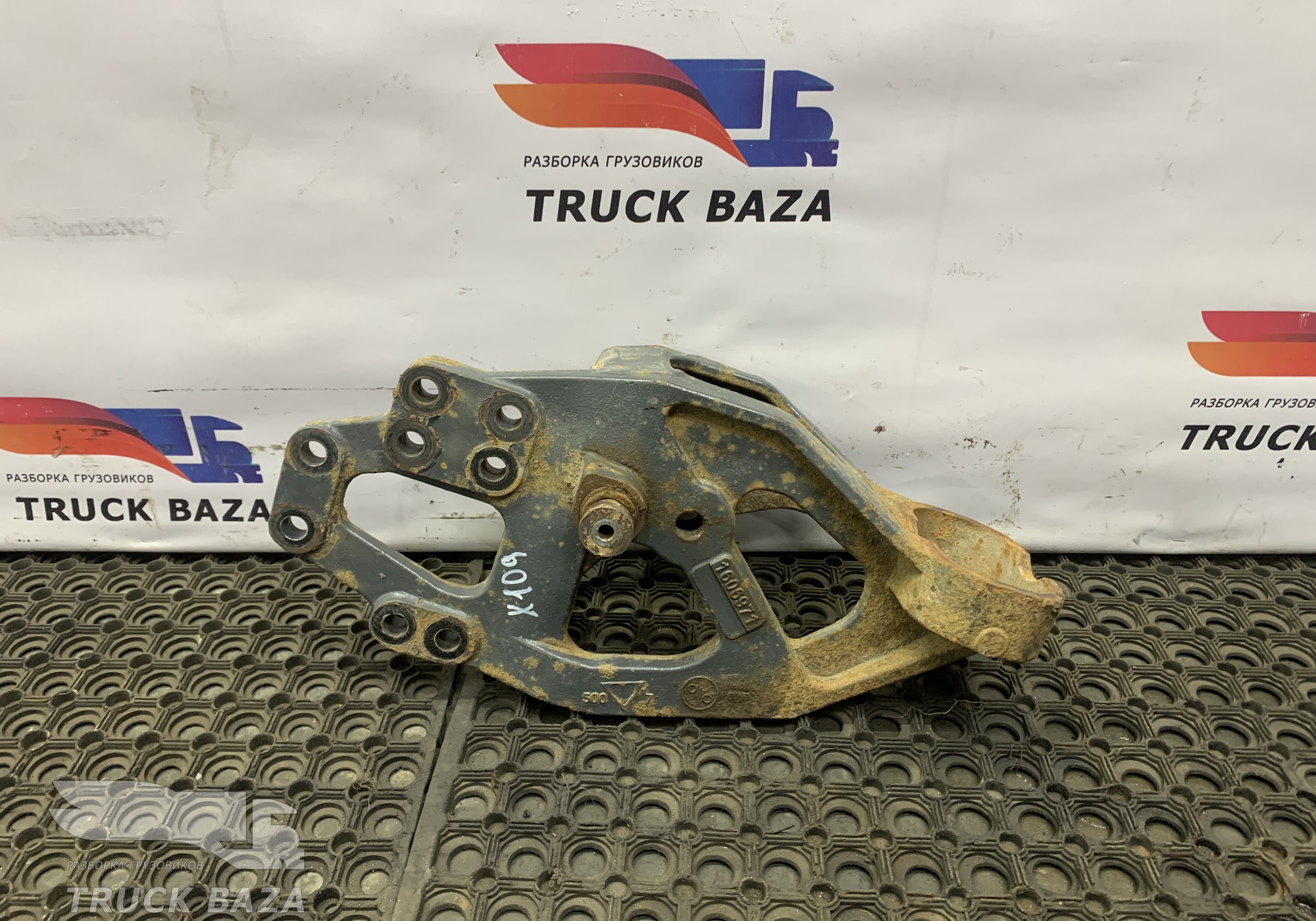 1606971 Кронштейн рессоры передний правый