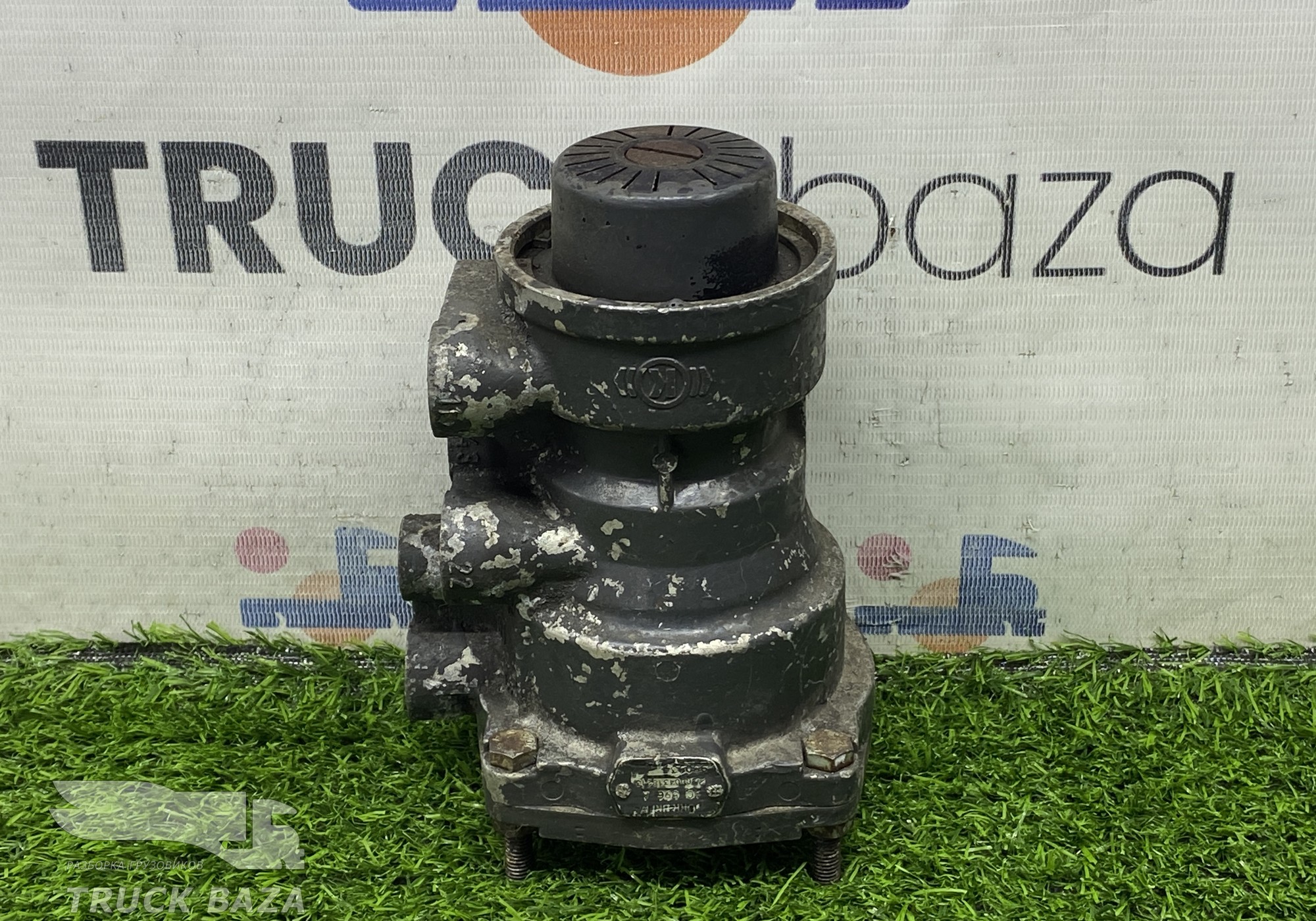 A0004318213 Кран тормозной главный