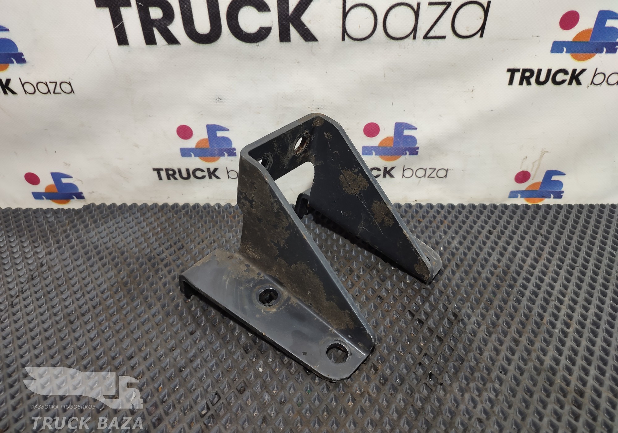 1854878 Кронштейн крыла заднего