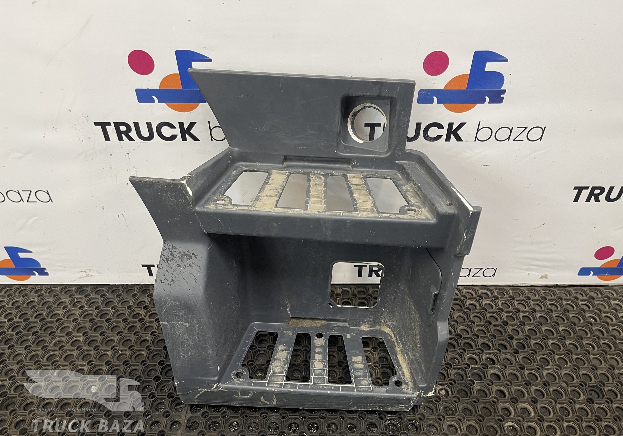 81615200074 Корпус подножек правый для Man TGX TG3 (с 2020)