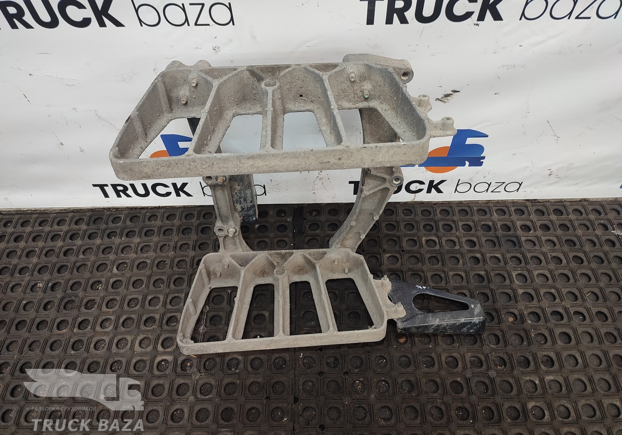 81615110027 Кронштейн корпуса подножек левый для Man TGX TG3 (с 2020)