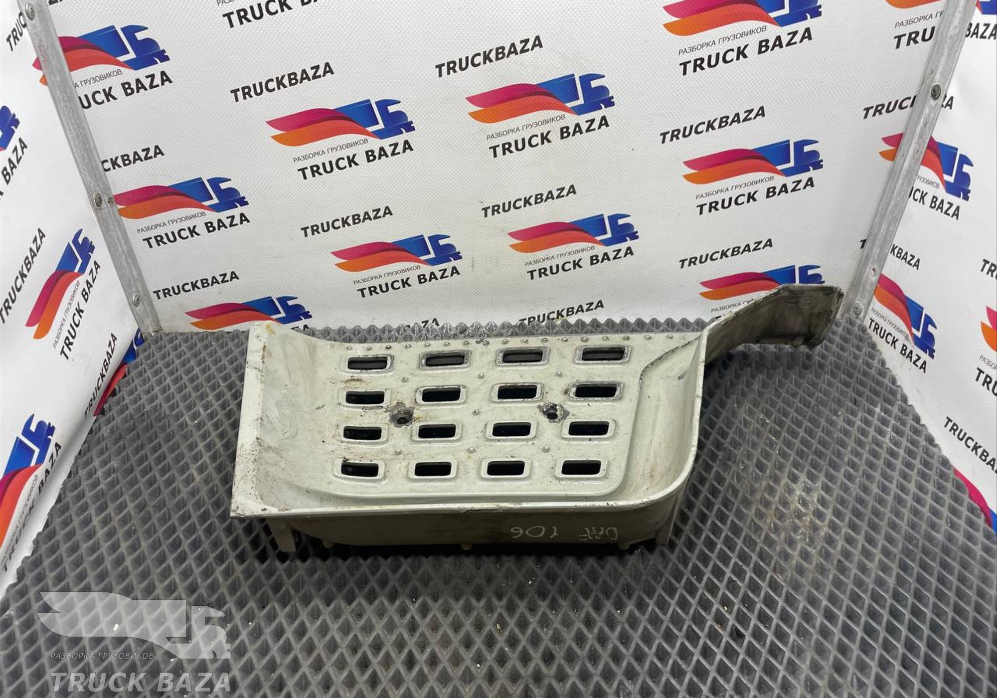 1945872 Площадка подножки правая для Daf XF106 (с 2012)