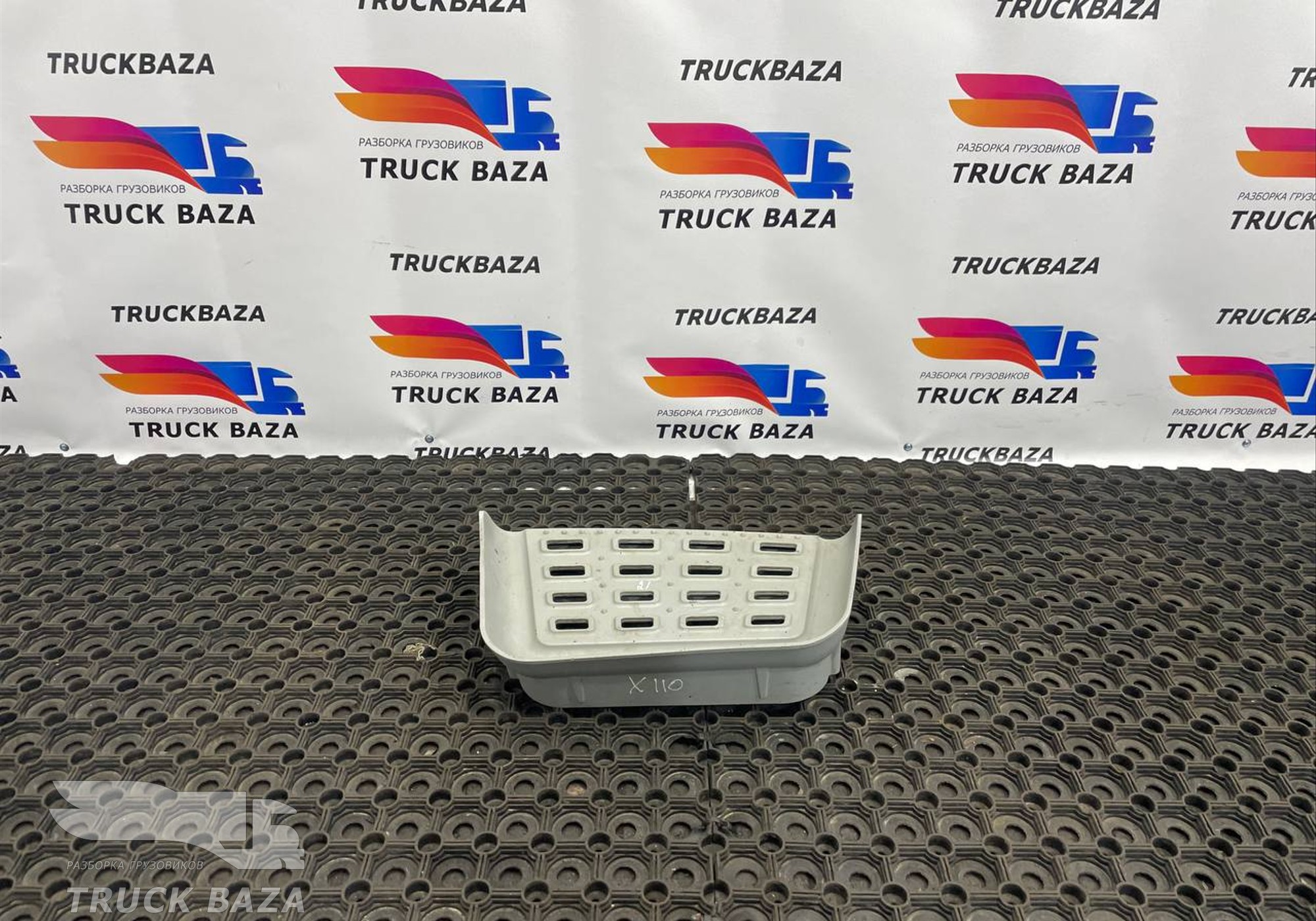 1945946 Подножка нижняя правая для Daf XF106 (с 2012)