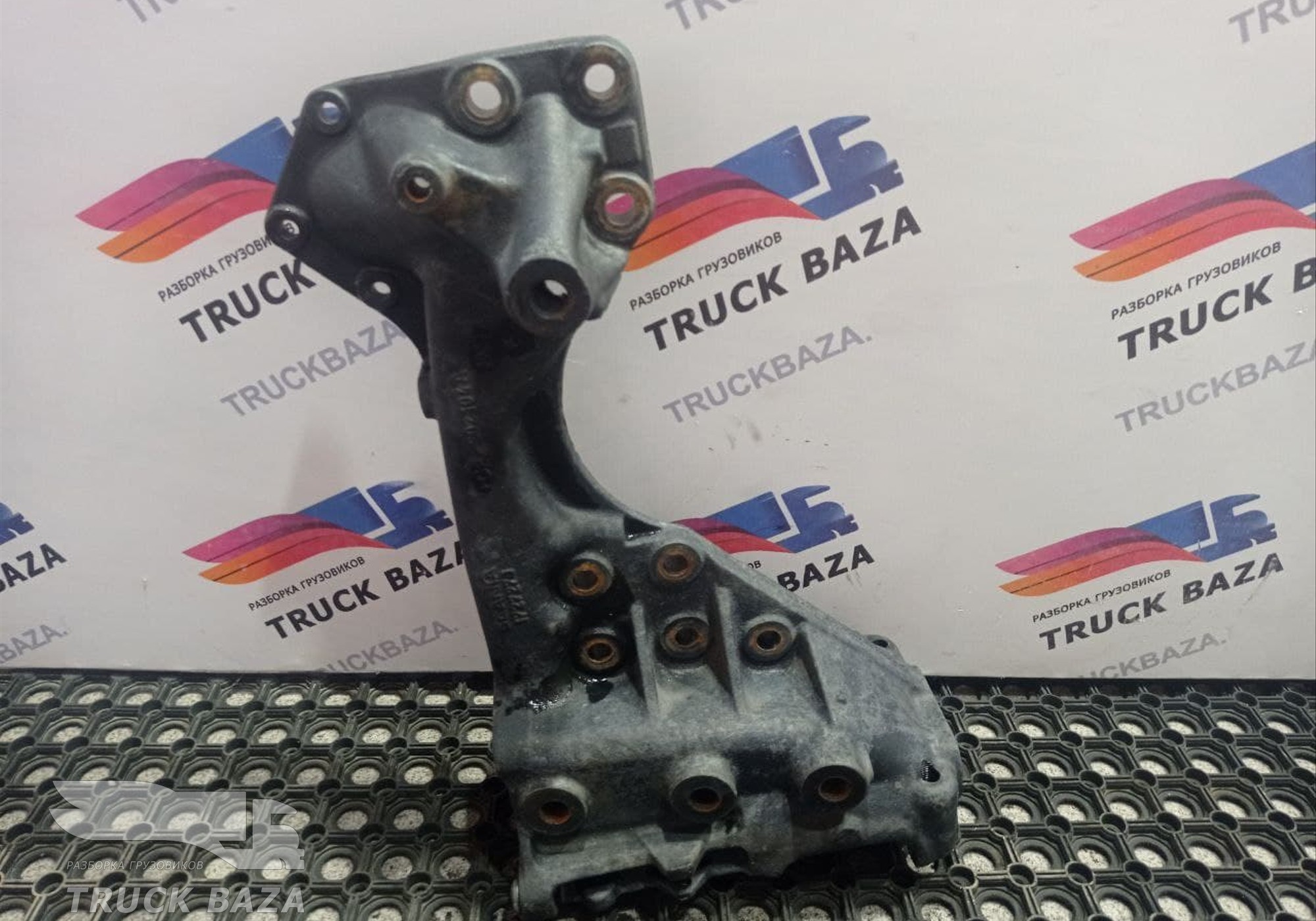 1727270 Кронштейн переднего бампера левый для Scania 4-series R (с 1995 по 2007)