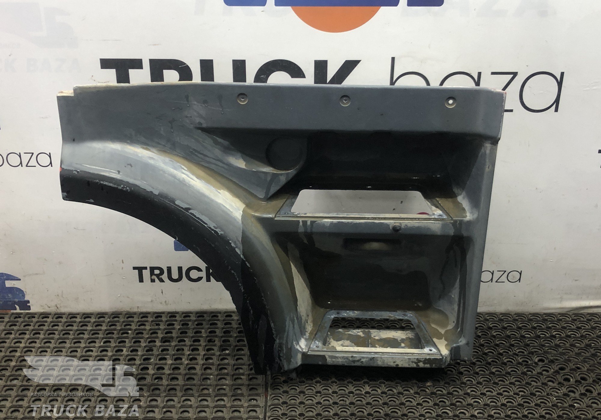 1656912 Корпус подножек правый