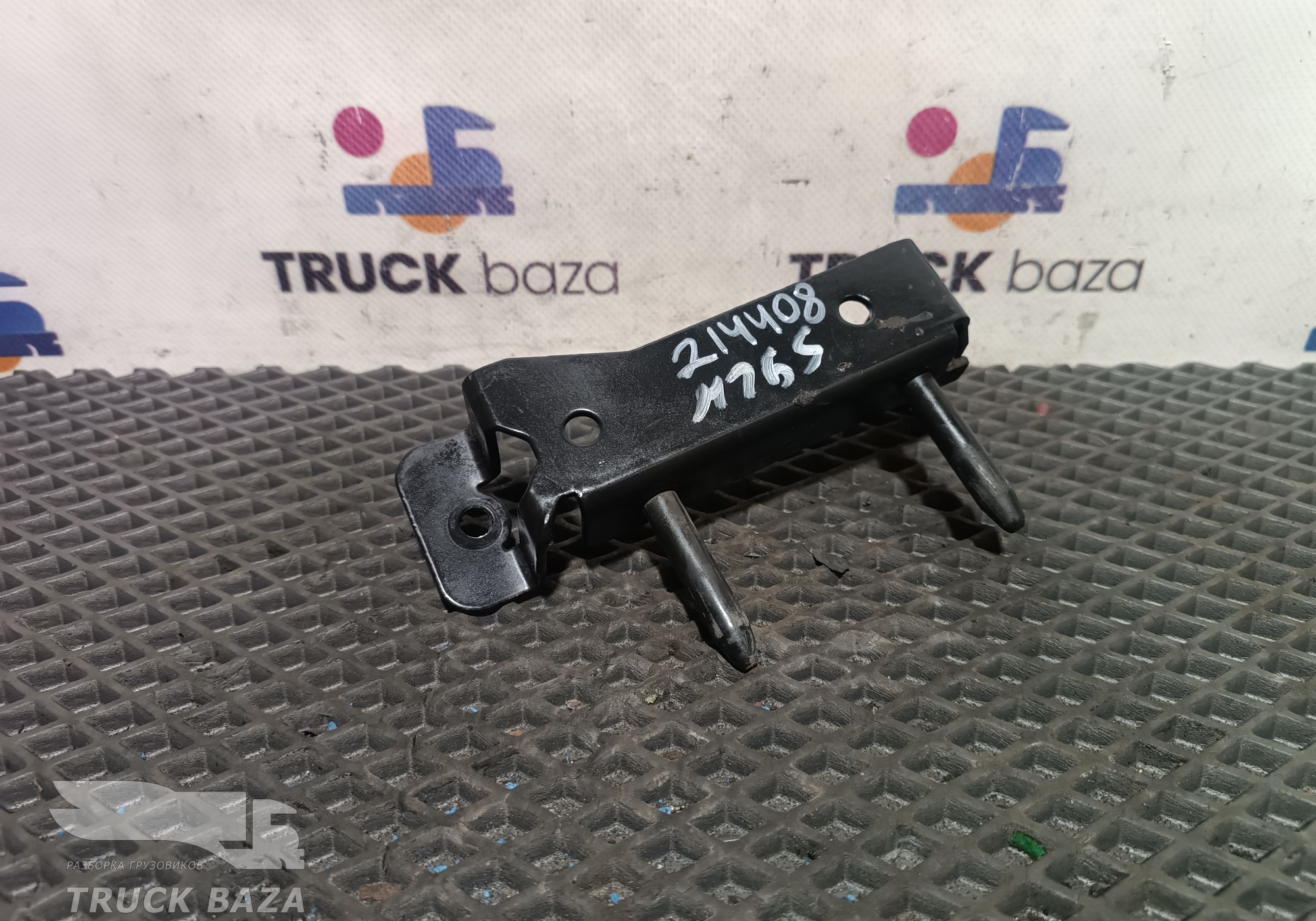 1370721 Кронштейн бокового спойлера левый