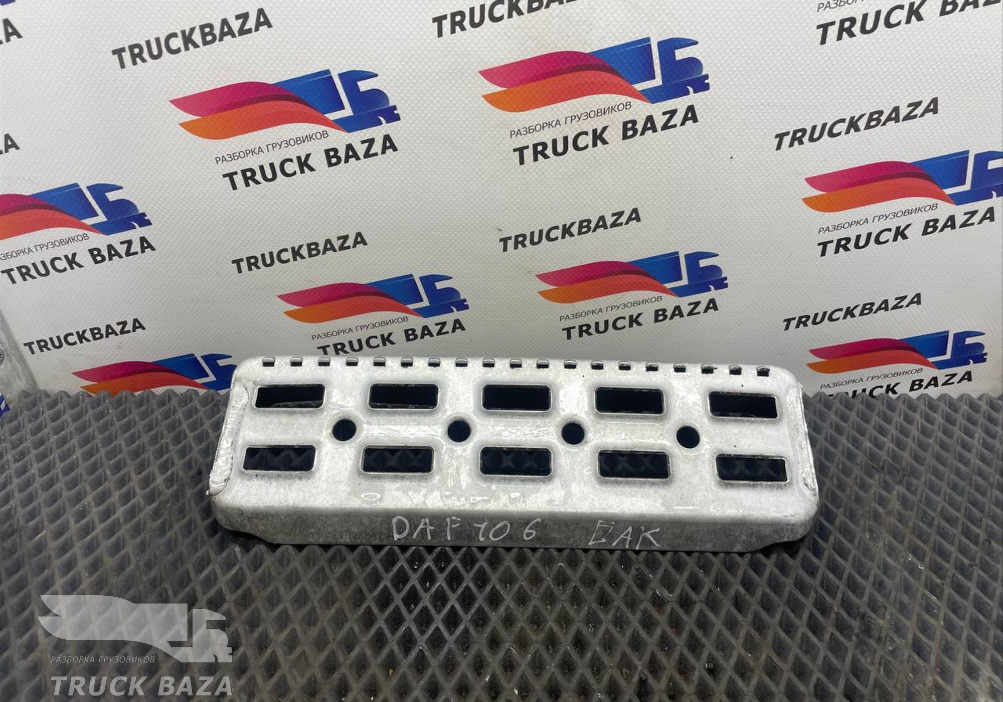 1944800 Ступеньки на бак для Daf XF106 (с 2012)