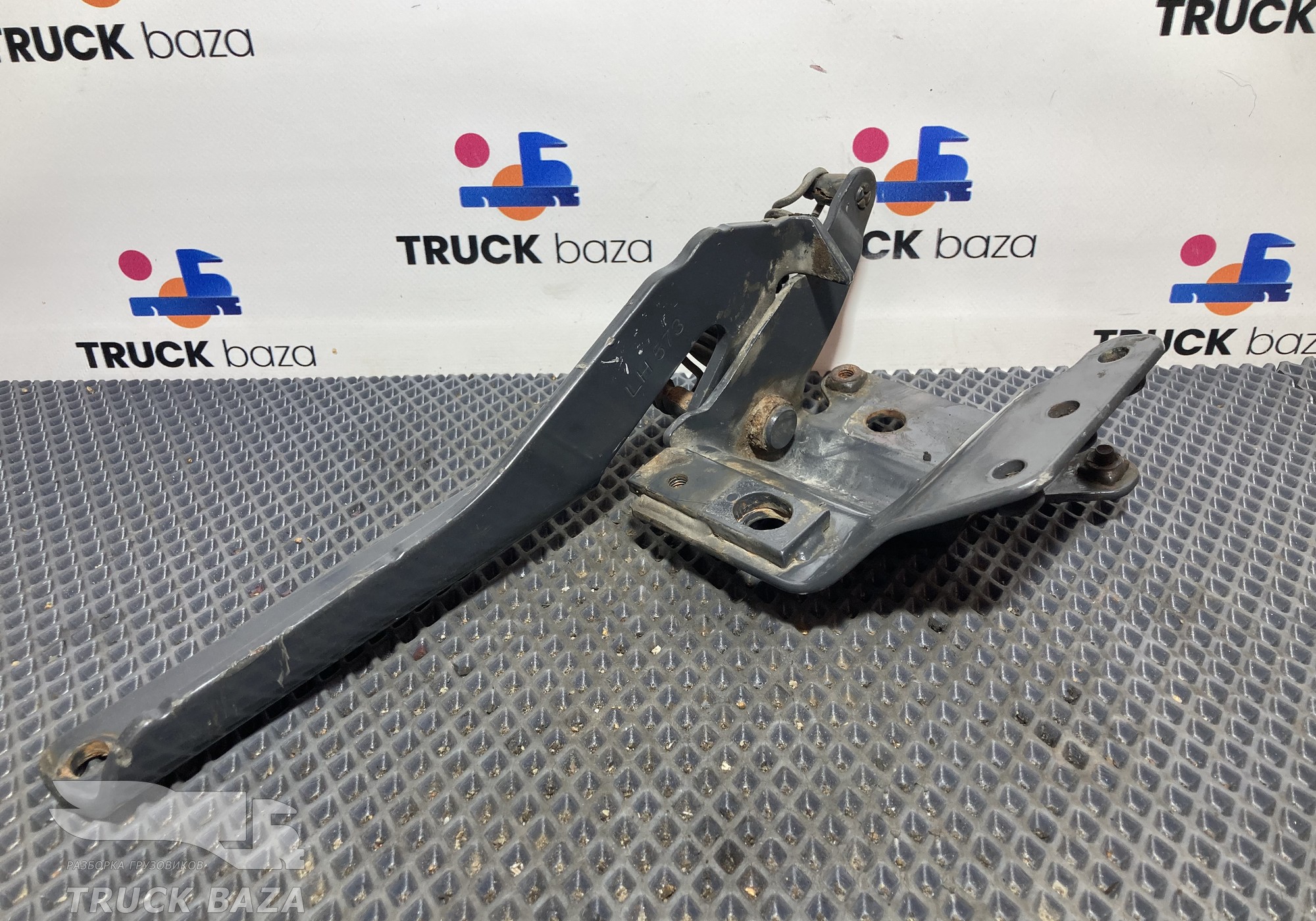 1785546 Петля капота левая