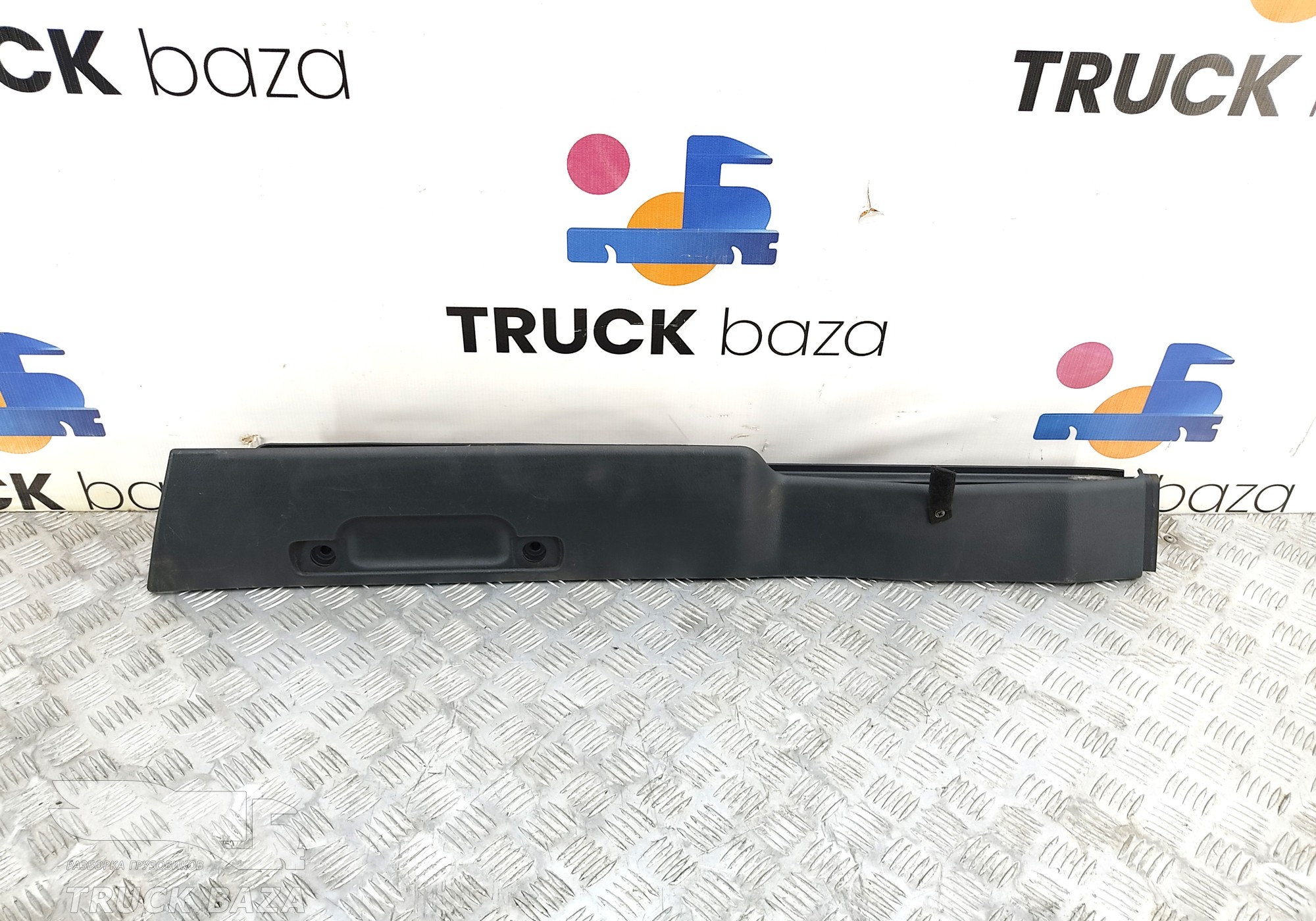 81629300158 Накладка потолка правая