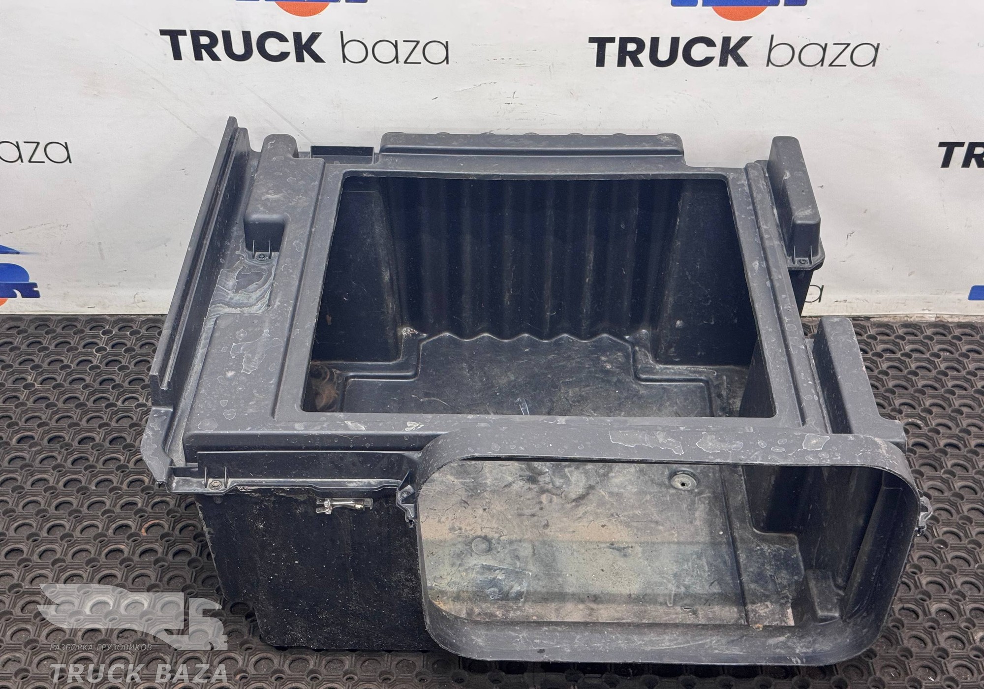 1368673 Ящик инструментальный правый