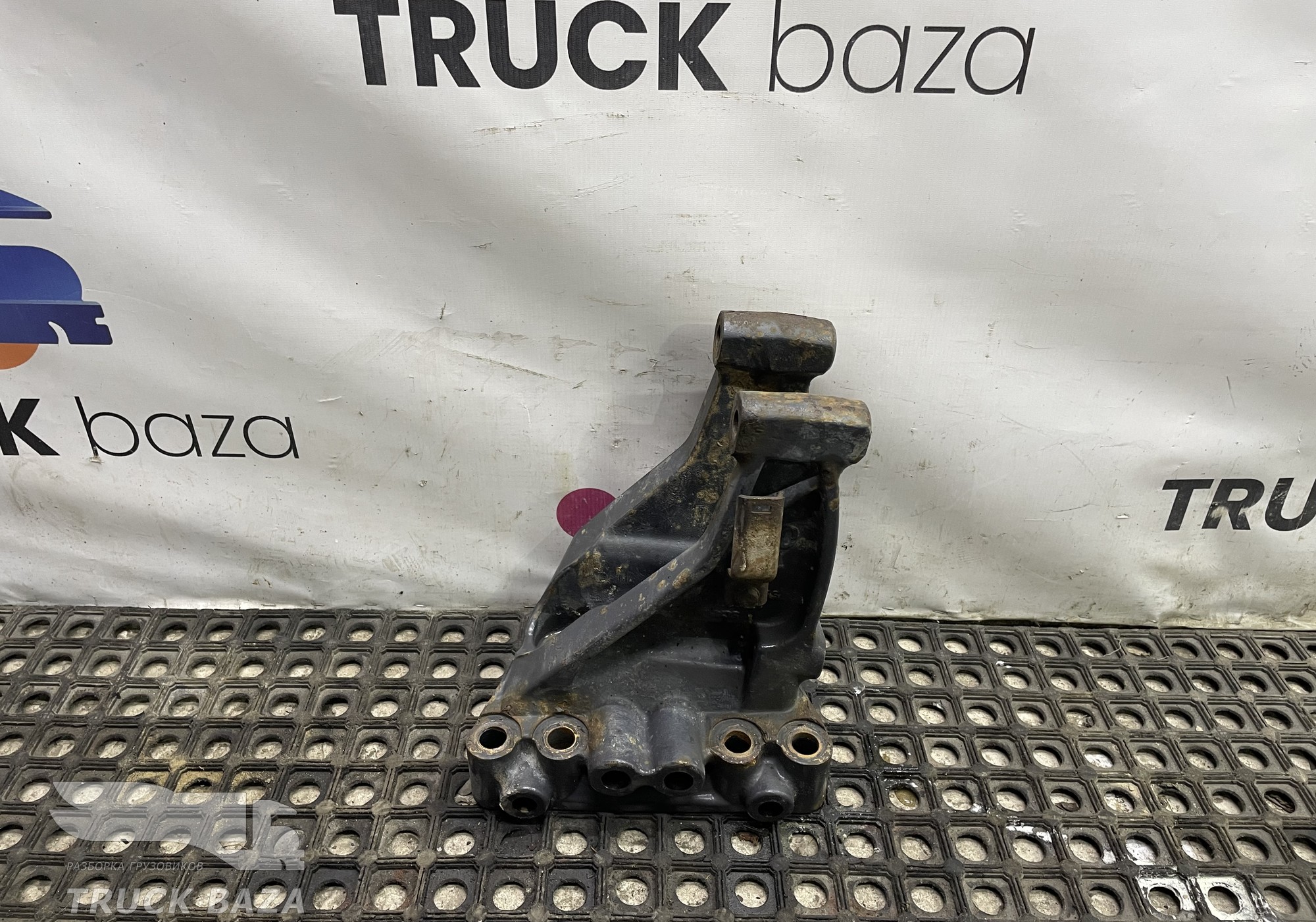 1790201 Кронштейн реактивной тяги левый