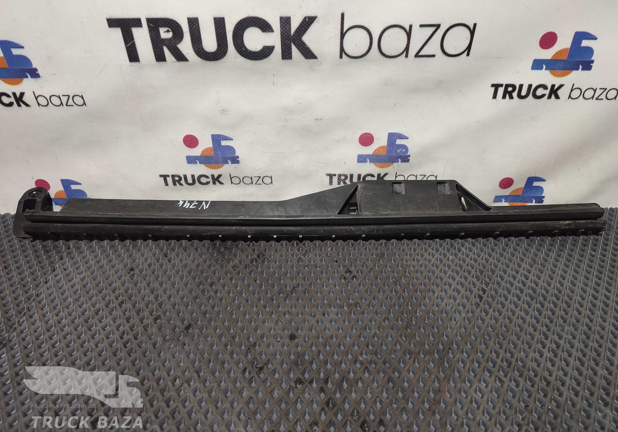 81626516009 Направляющая стекла двери левой