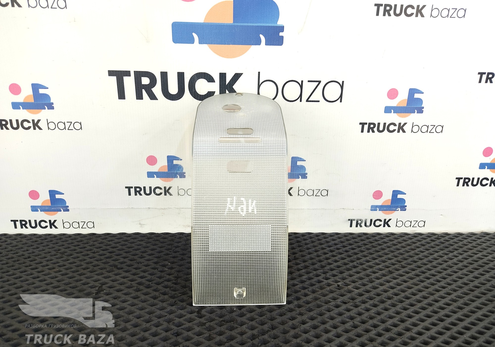 81252016251 Накладка плафона салонного для Man