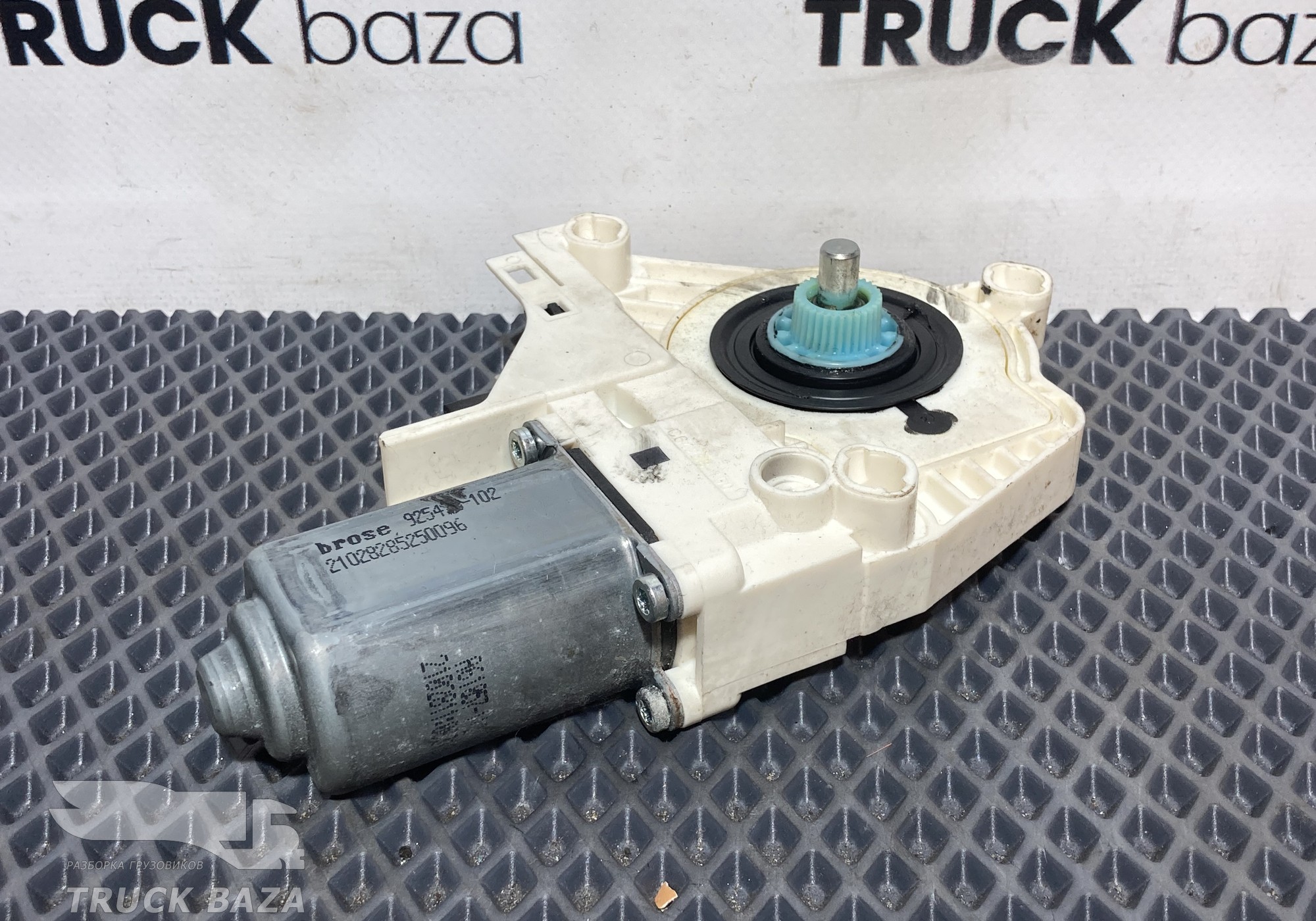 82907373 Моторчик стеклоподъемника правого для Volvo