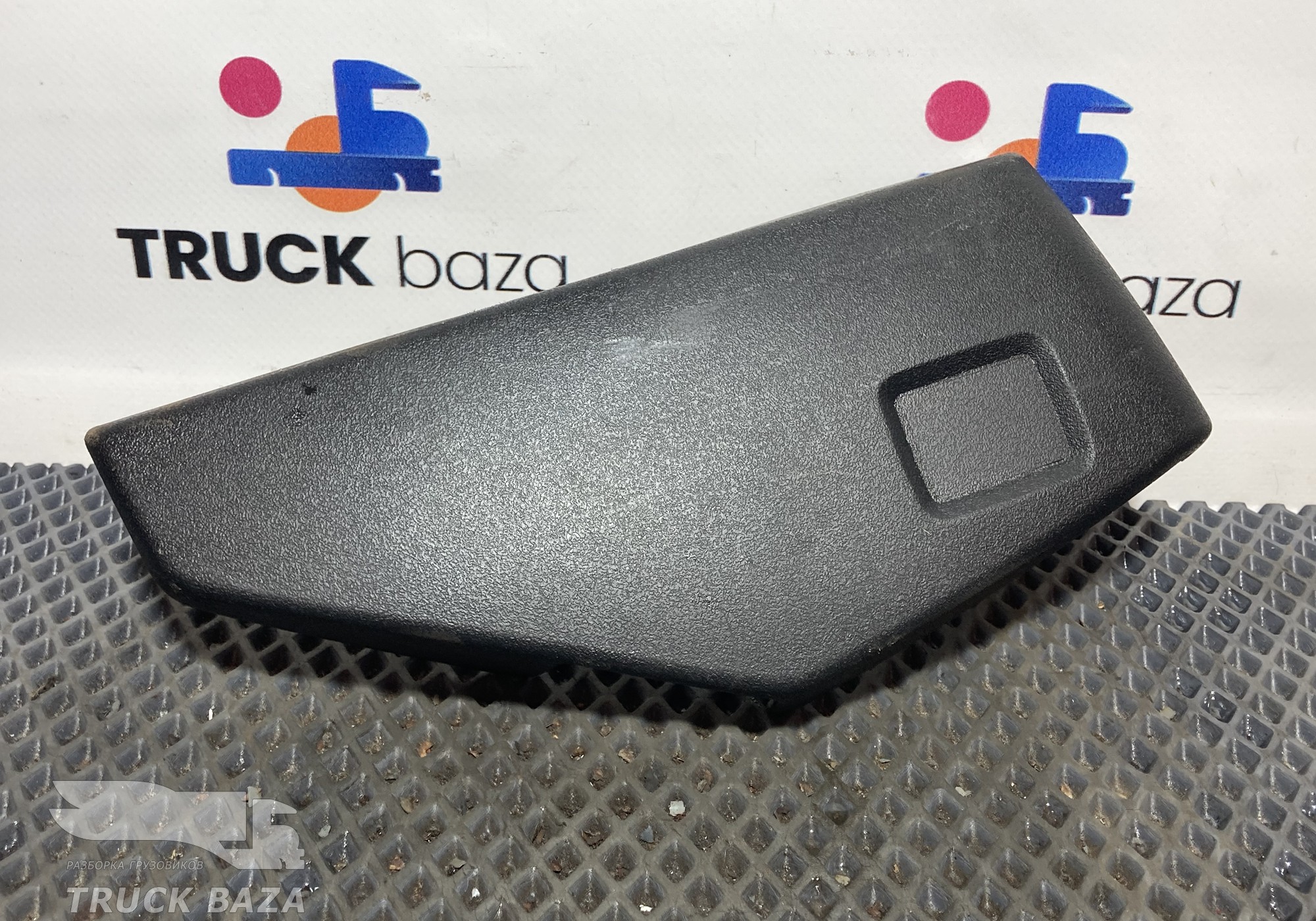 1511451 Накладка сиденья правая