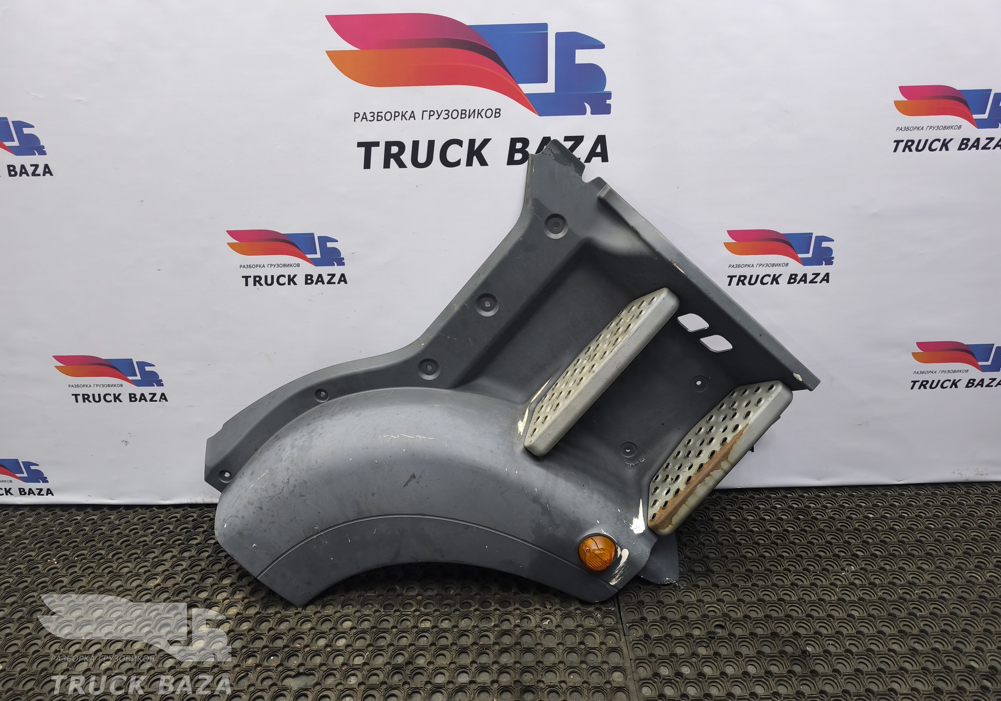 81615100872 Корпус подножек правый